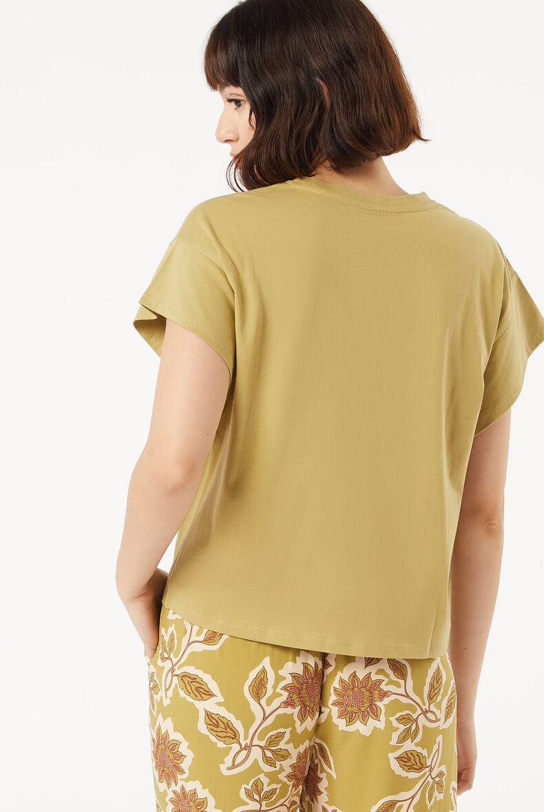 اتام بلوزة بطبعة صغيرة على الصدر كم قصير نسائي