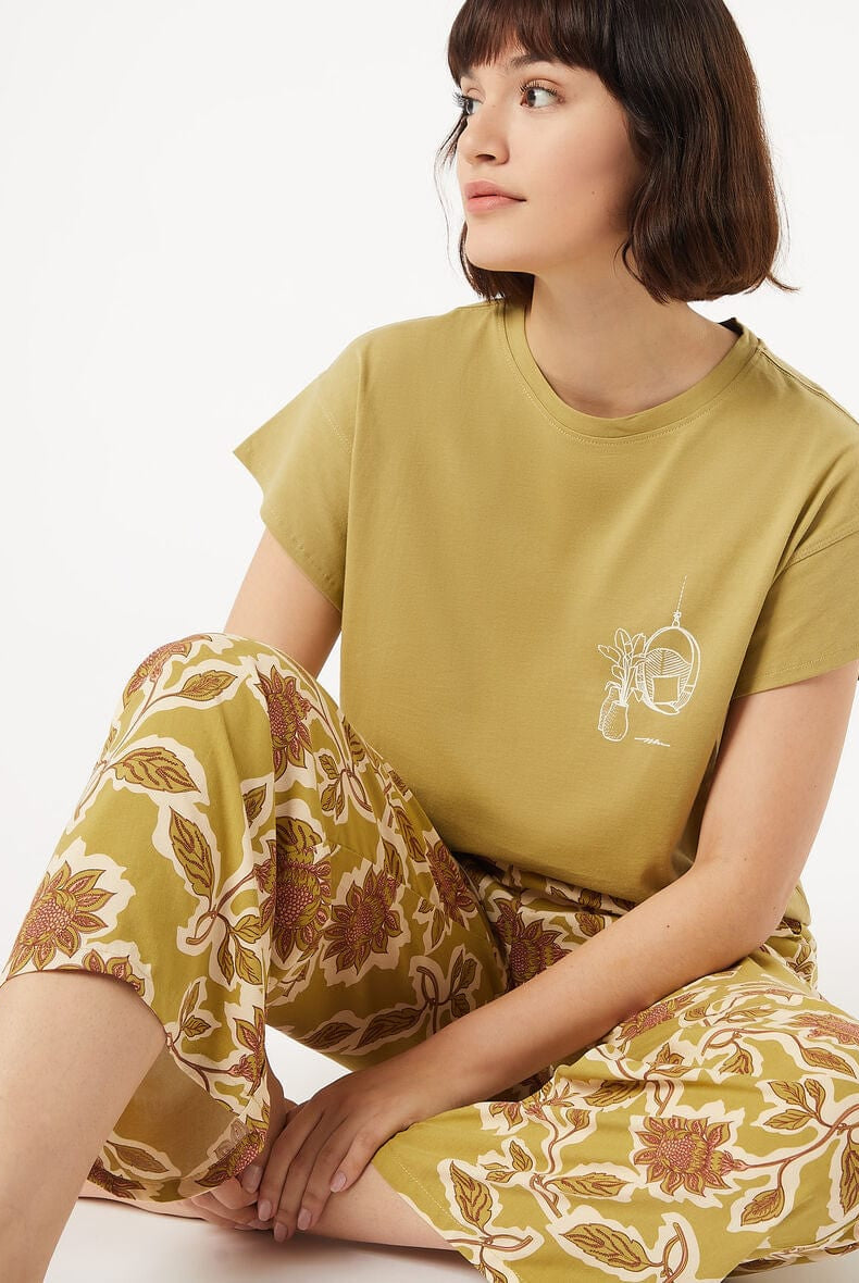 اتام بلوزة بطبعة صغيرة على الصدر كم قصير نسائي