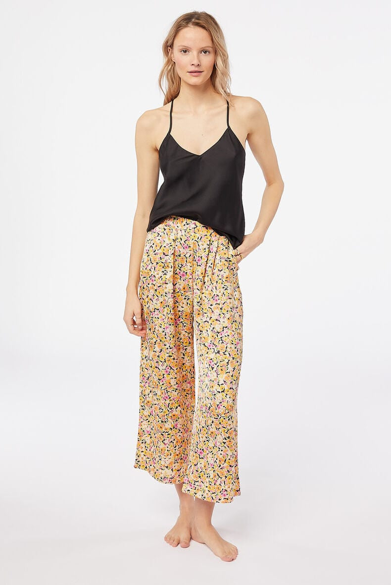 اتام توب سادة بفتحة صدر وحمالات رفيعة نسائي