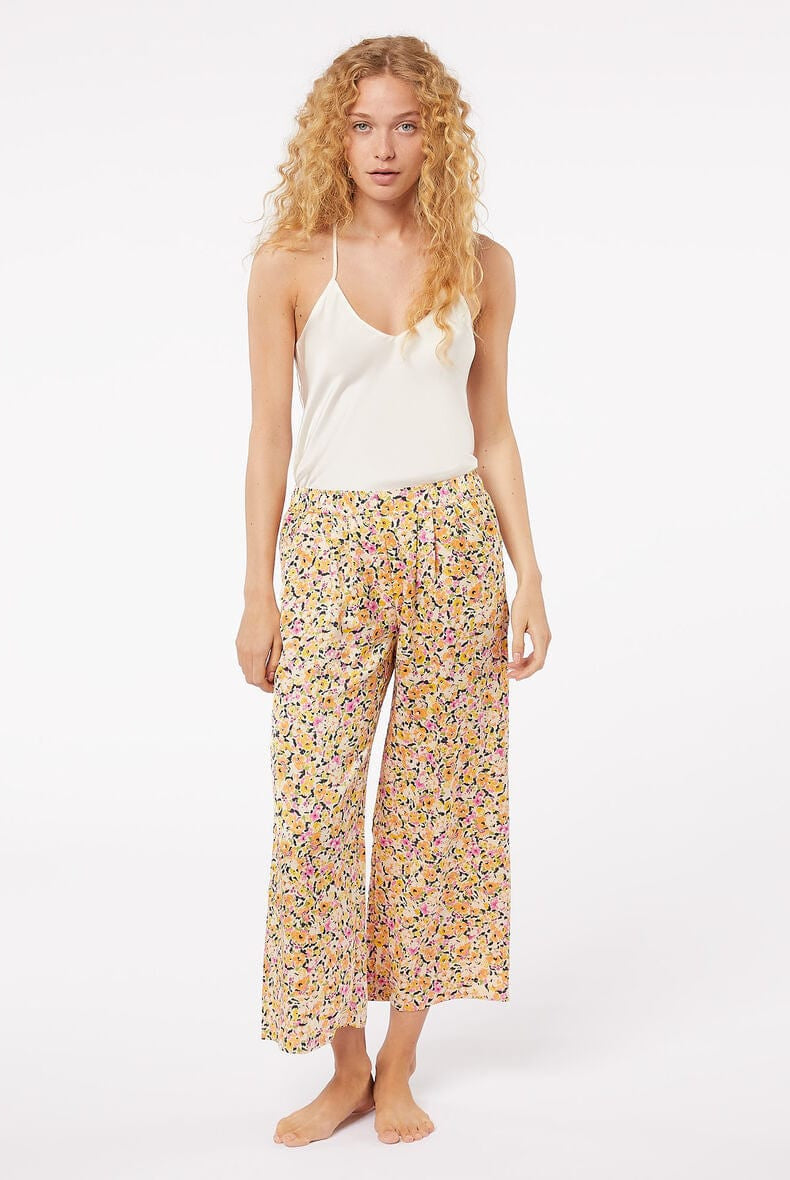 اتام توب سادة بفتحة صدر وحمالات رفيعة نسائي