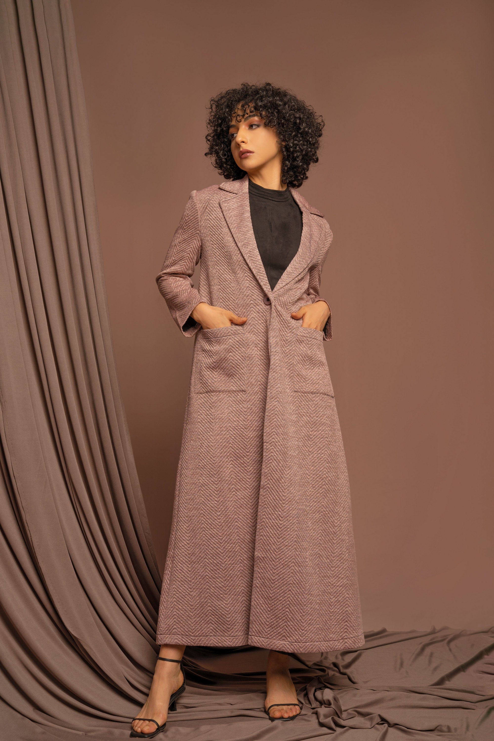 نتشي جاكت طويل نسائي بياقة عريضة