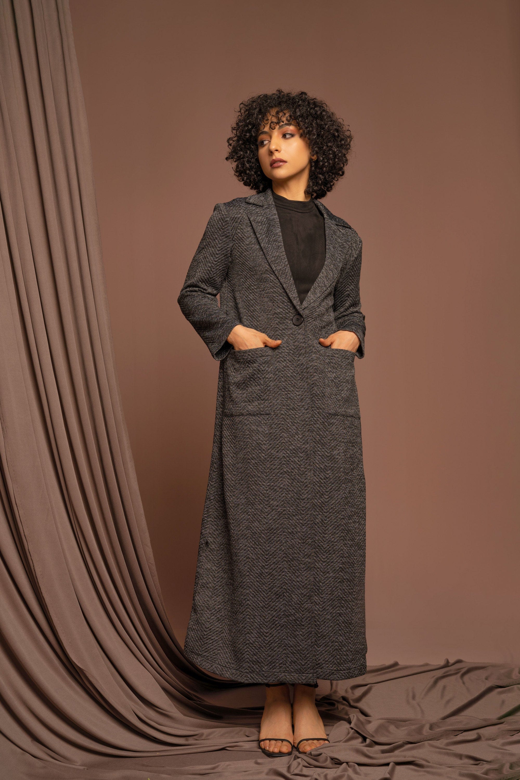 نتشي جاكت طويل نسائي بياقة عريضة