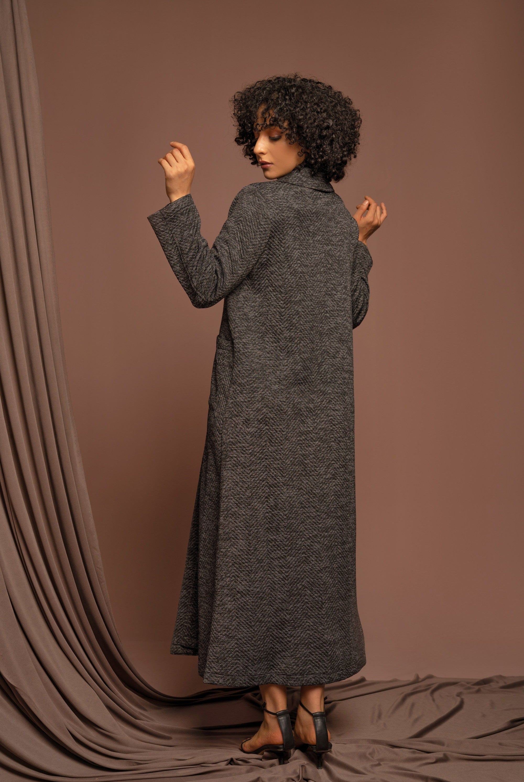 نتشي جاكت طويل نسائي بياقة عريضة