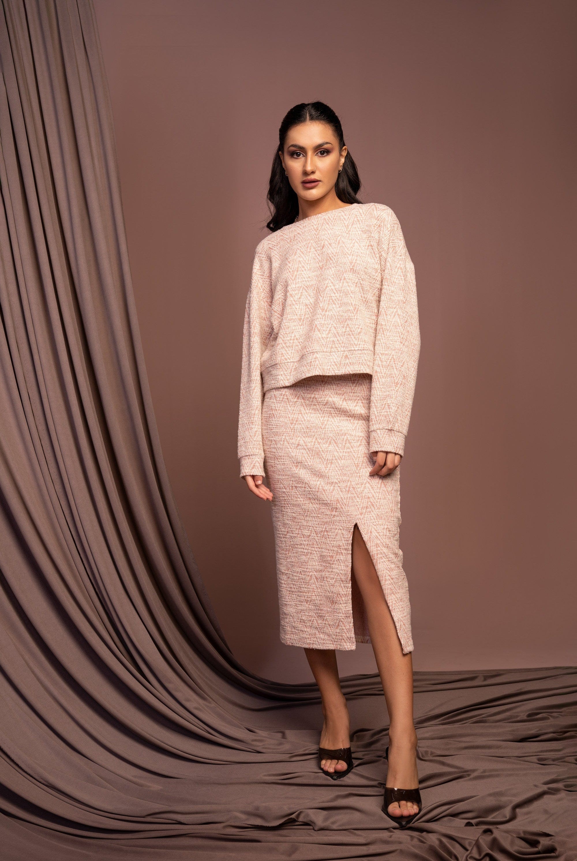 نتشي بلوزة نص بطن نسائية بأكمام طويلة