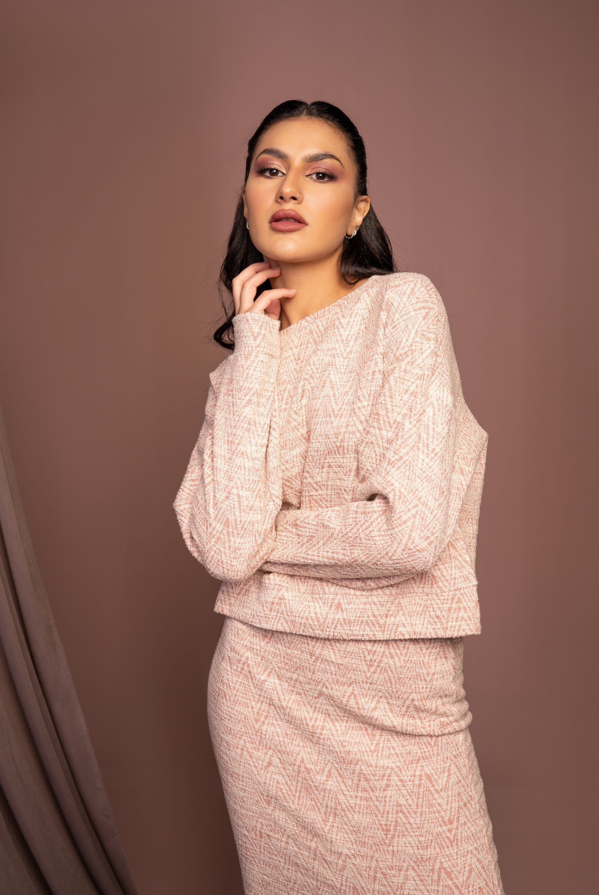 نتشي بلوزة نص بطن نسائية بأكمام طويلة