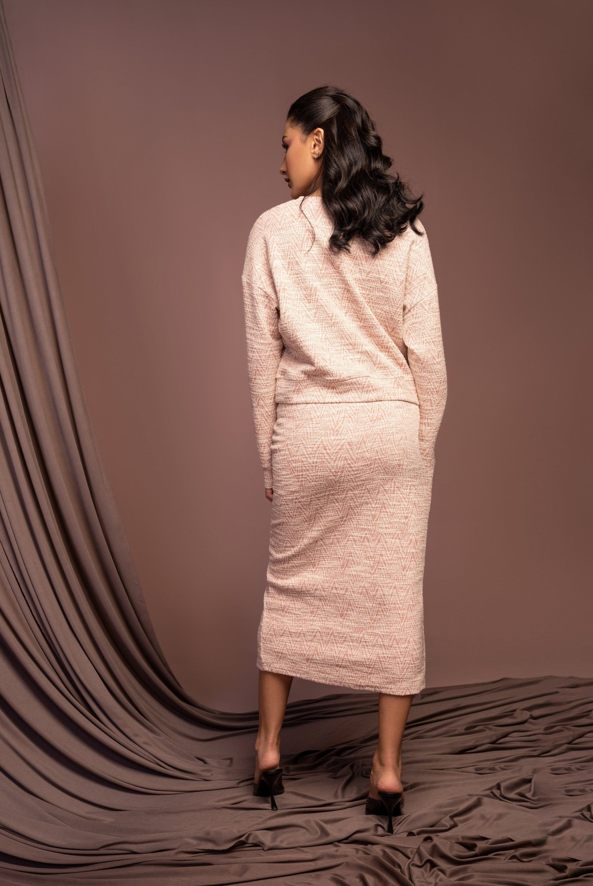 نتشي تنورة صوف مفتوح من الأمام