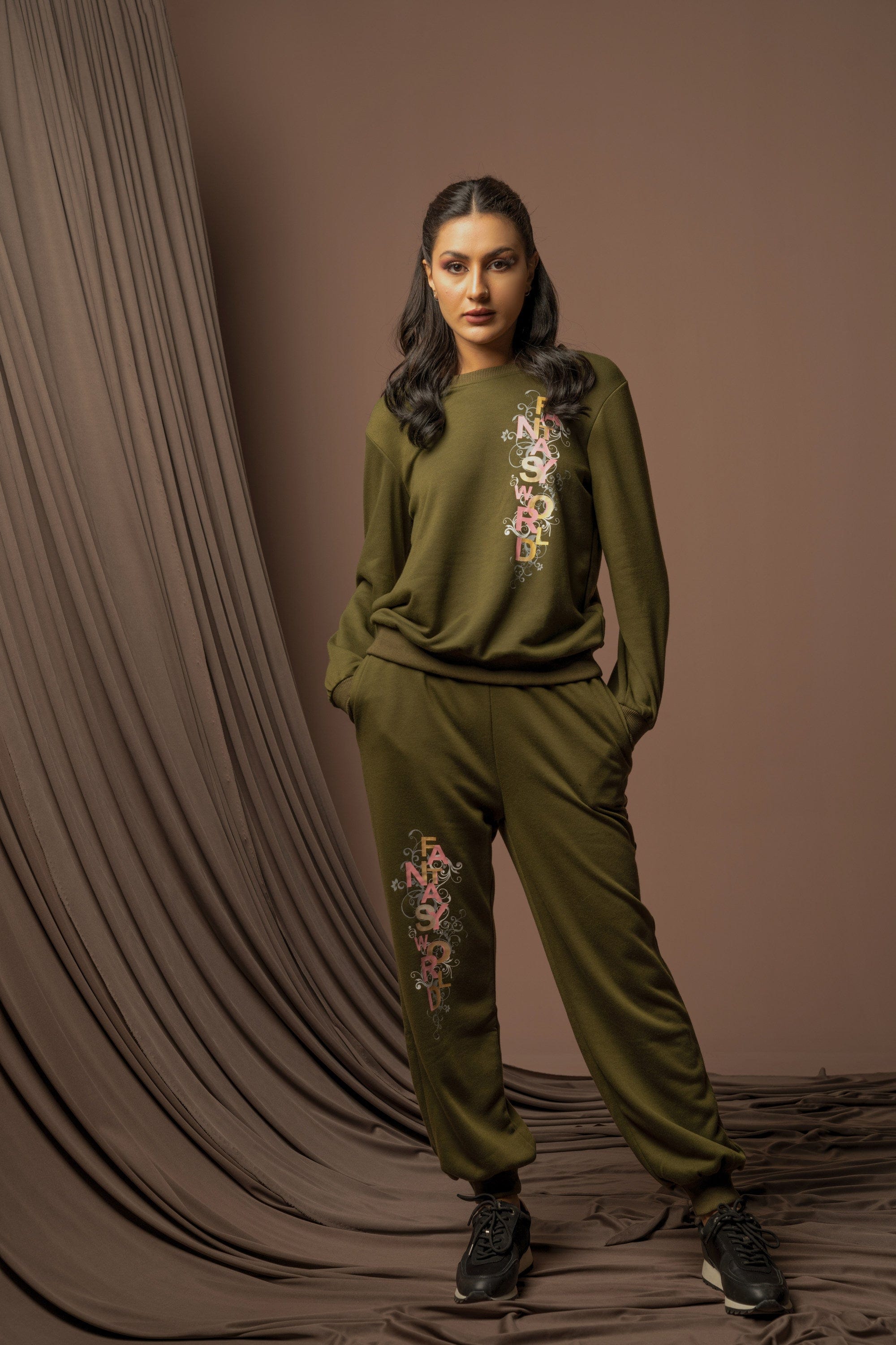 نتشي سويت شيرت نسائية مزين بوردة علي الصدر