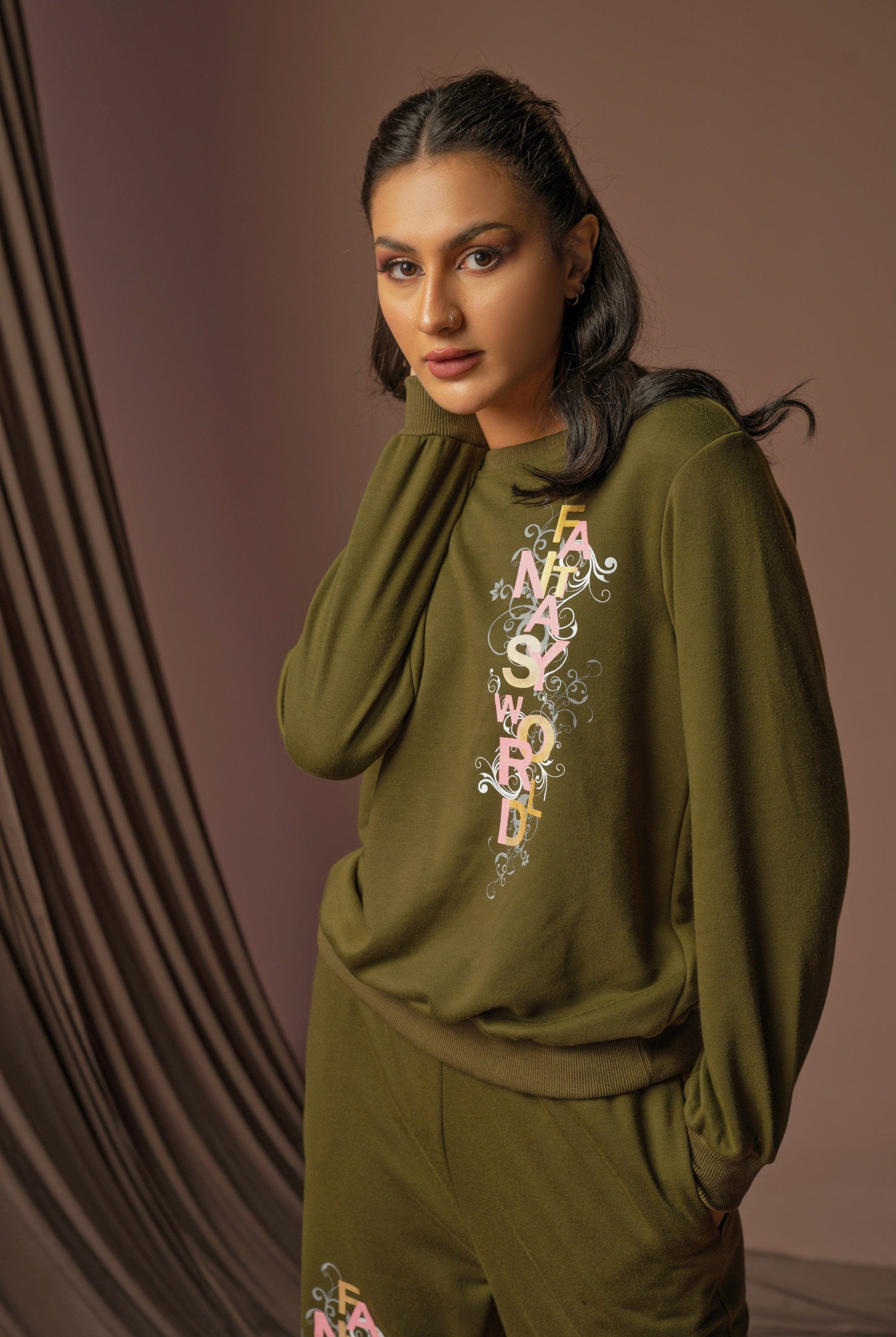 نتشي سويت شيرت نسائية مزين بوردة علي الصدر