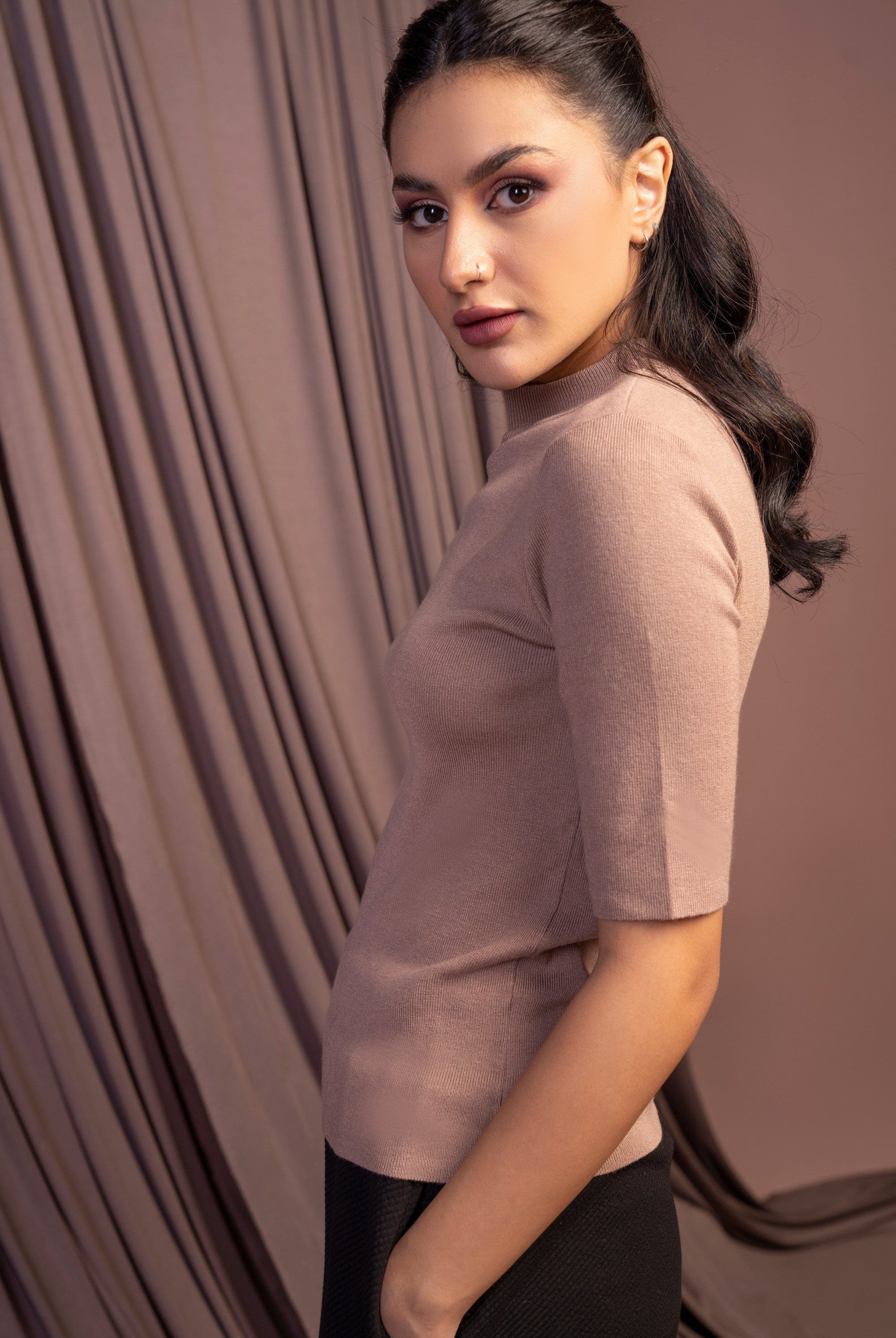 نتشي تيشيرت نص كم نسائي برقبة قصيرة