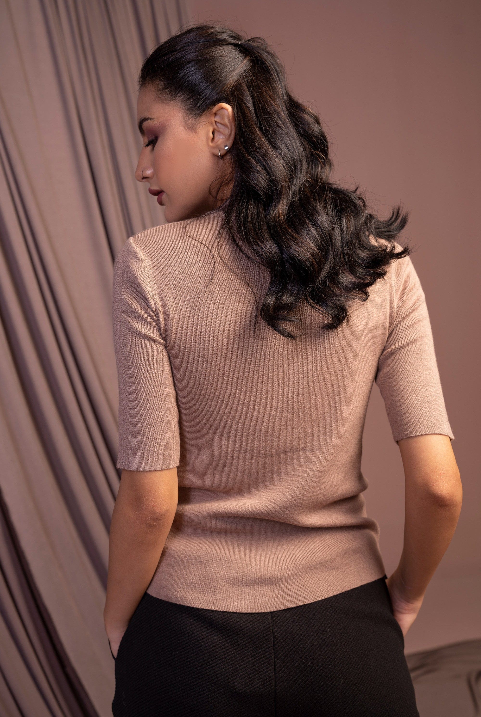 نتشي تيشيرت نص كم نسائي برقبة قصيرة