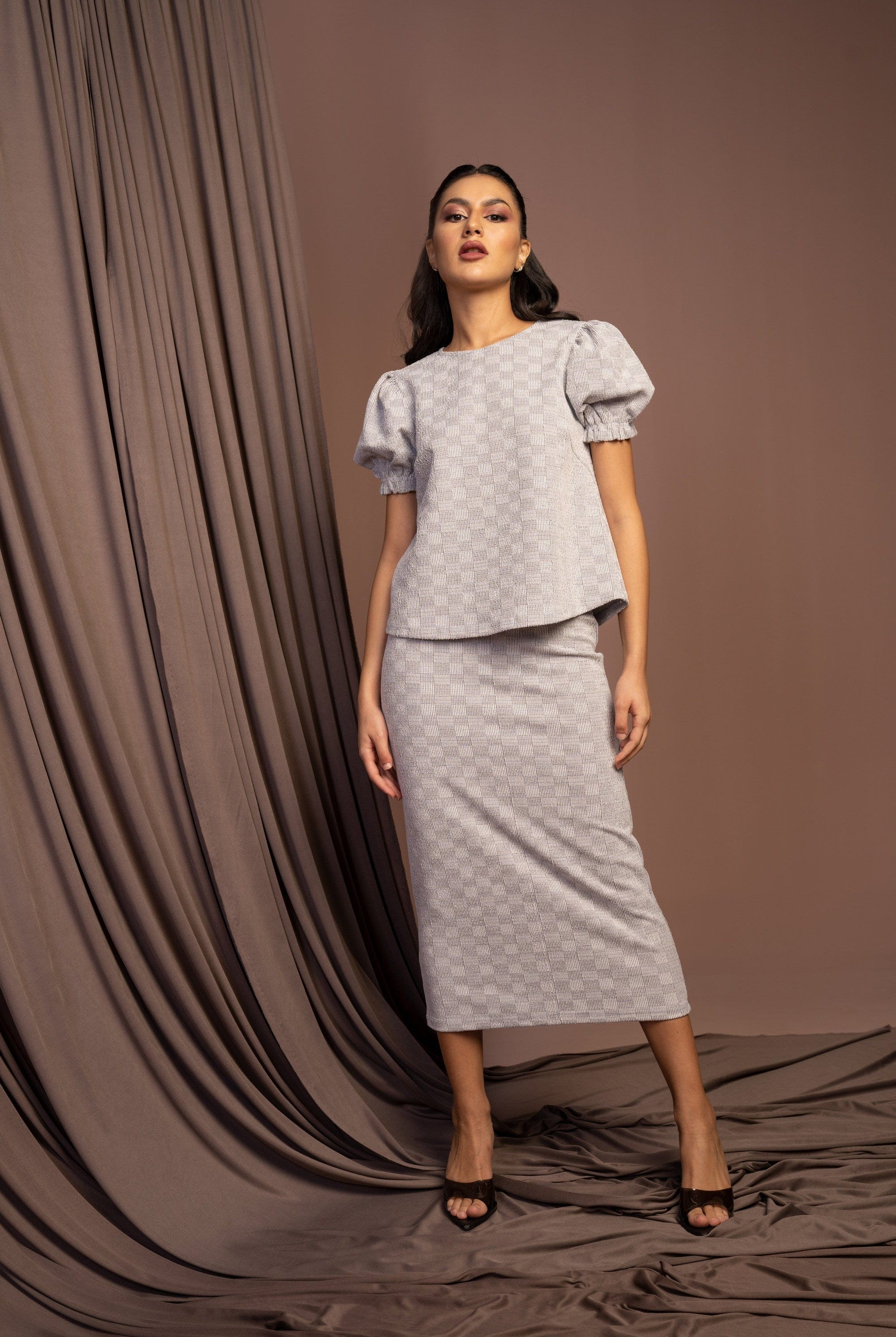 نتشي بلوزة نسائي بأكمام منفوخة بني