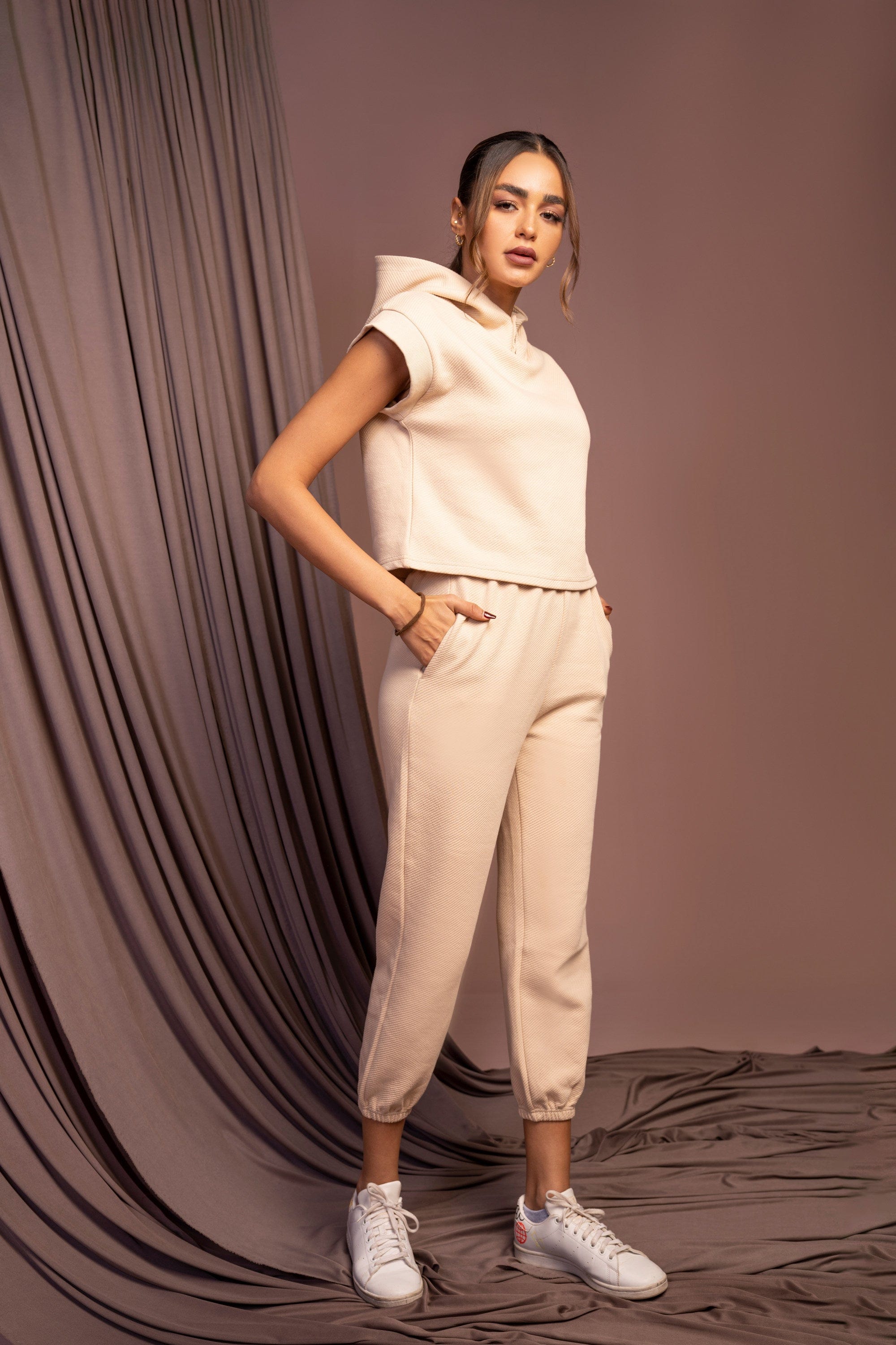 نتشي بلوزة قصيرة نسائية بكم قصير