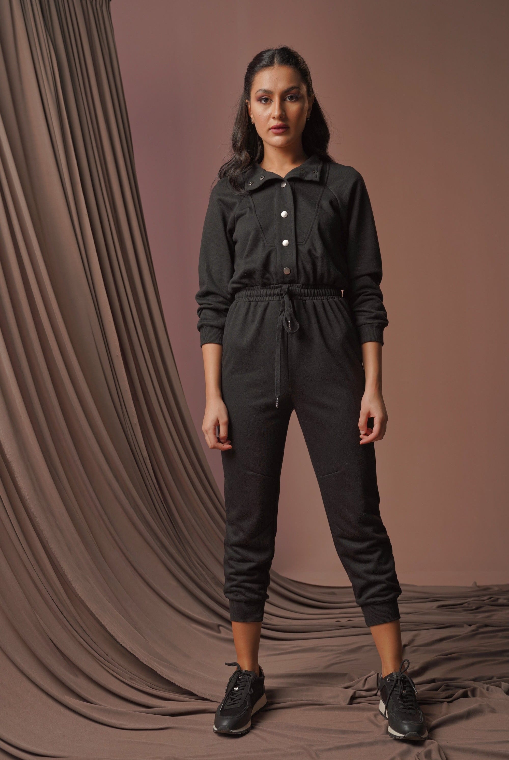 نتشي جمبسوت نسائي بجزء مطاطي من الأسفل