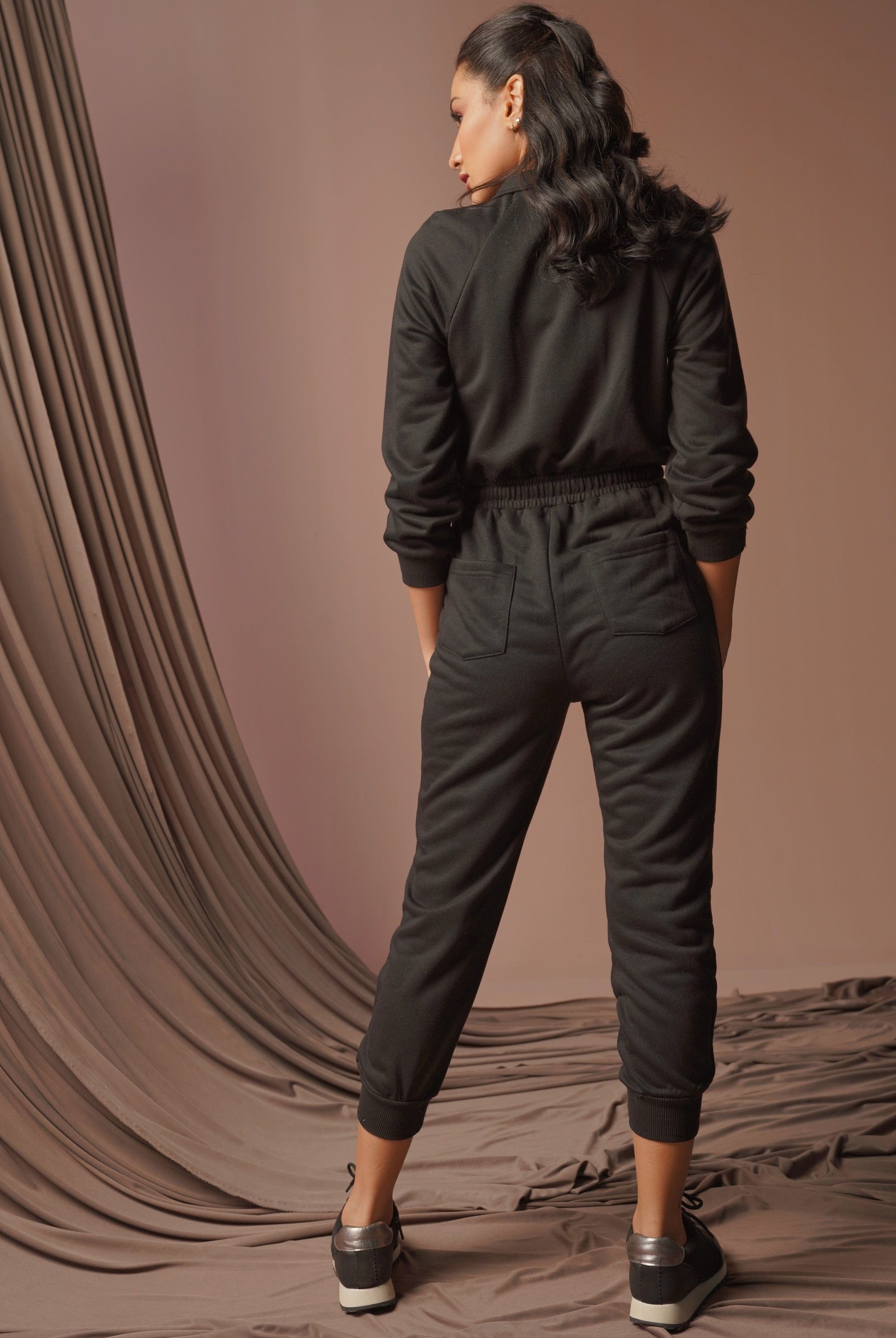 نتشي جمبسوت نسائي بجزء مطاطي من الأسفل