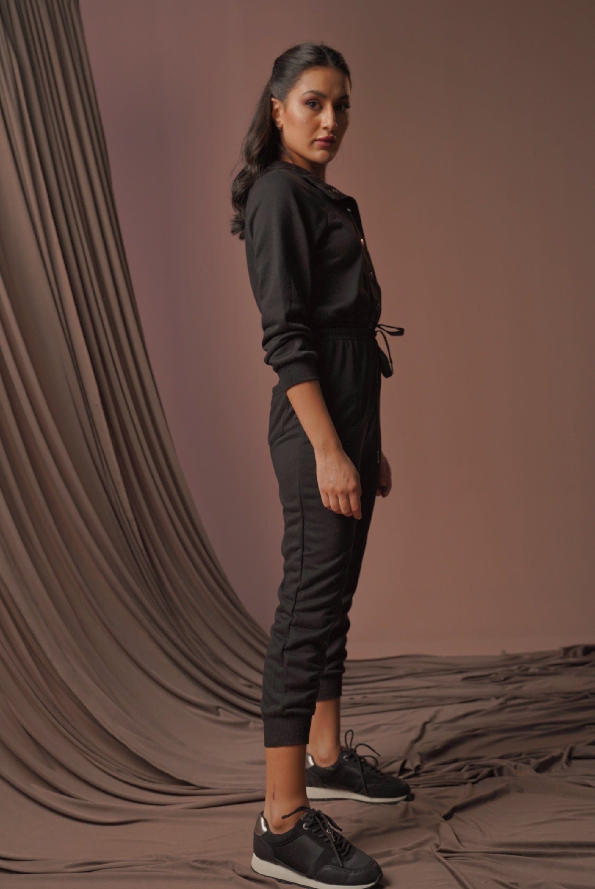 نتشي جمبسوت نسائي بجزء مطاطي من الأسفل