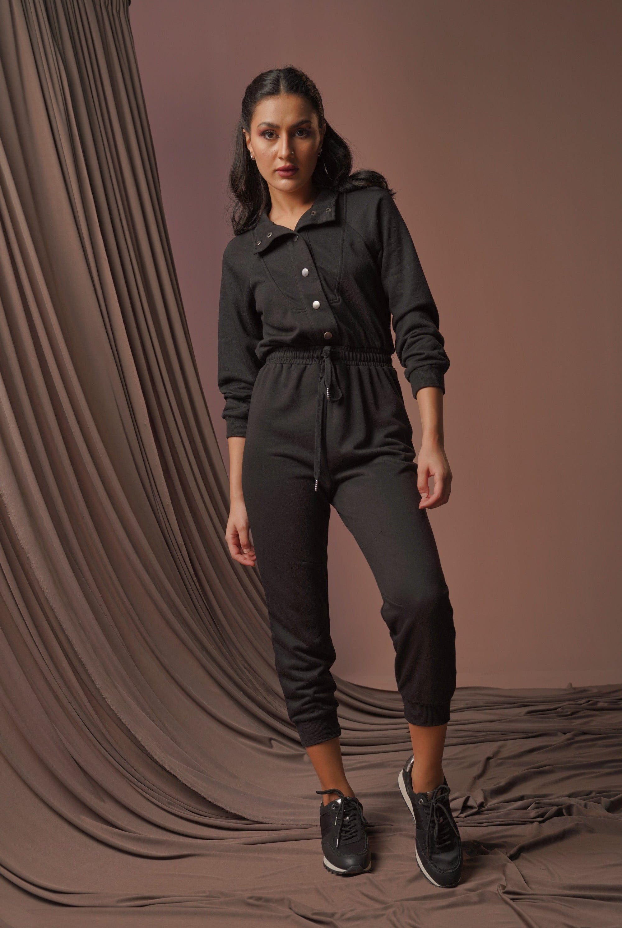 نتشي جمبسوت نسائي بجزء مطاطي من الأسفل