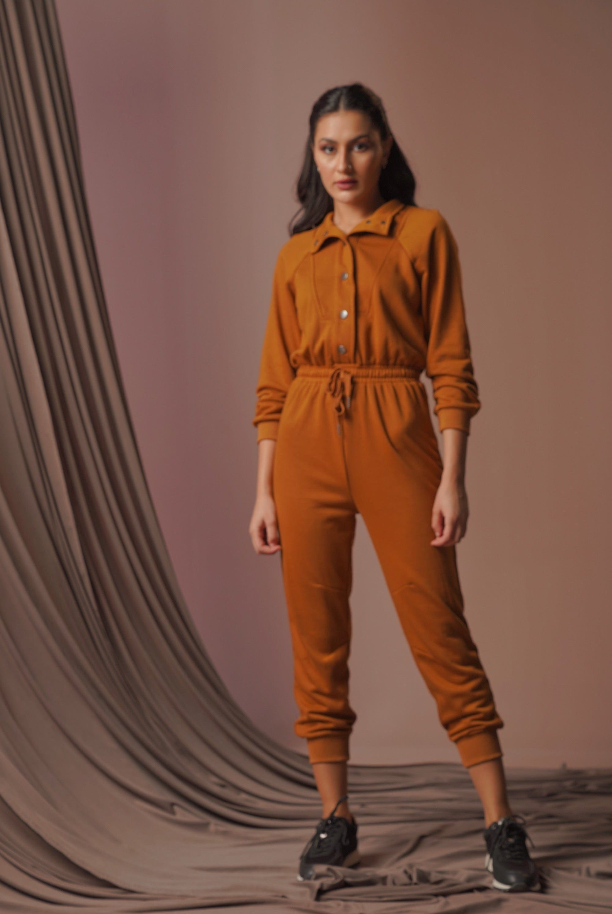 نتشي جمبسوت نسائي بجزء مطاطي من الأسفل