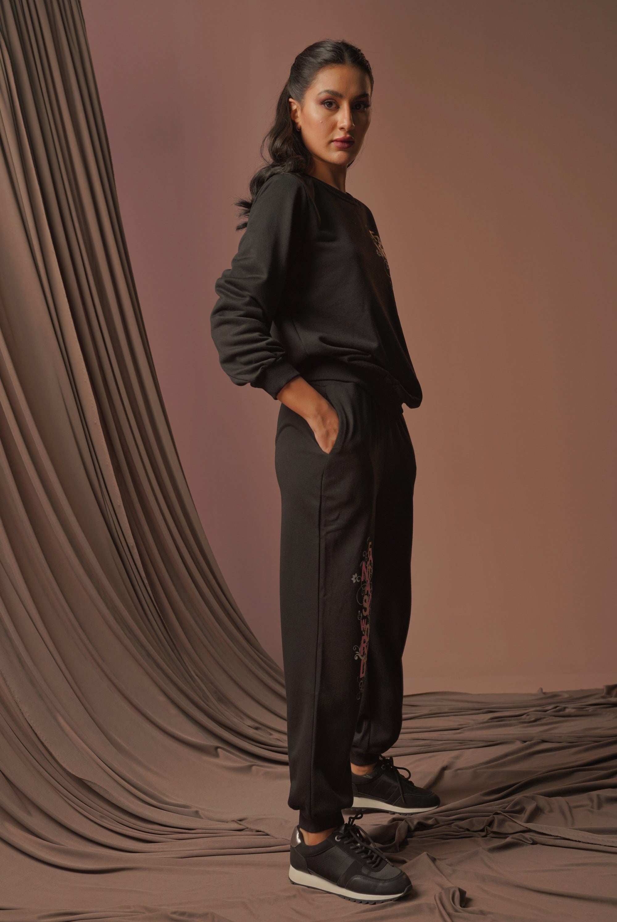 نتشي بنطلون طويل نسائي مطبوع بأستك مطاطي من الأسفل