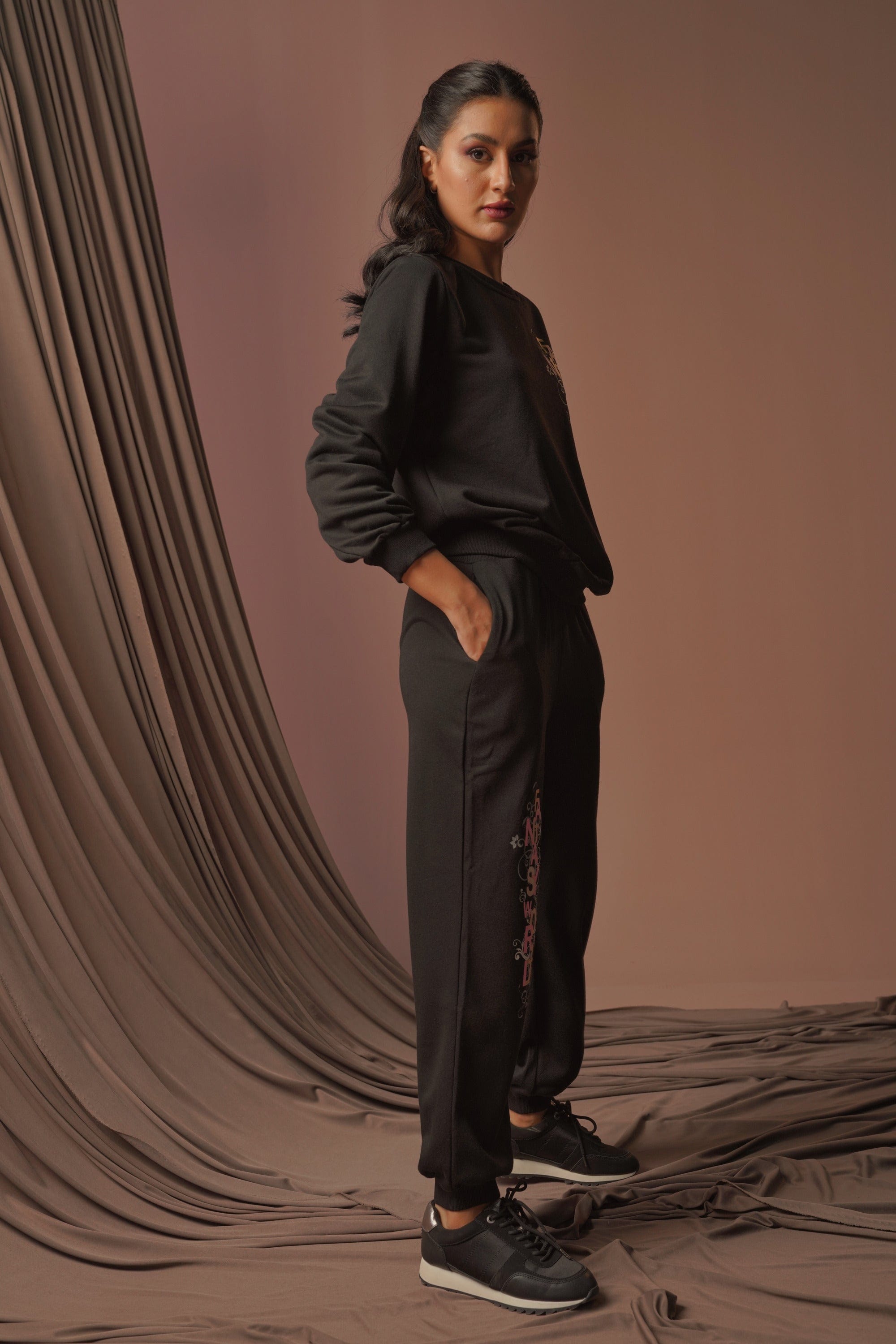 نتشي بنطلون طويل نسائي مطبوع بأستك مطاطي من الأسفل