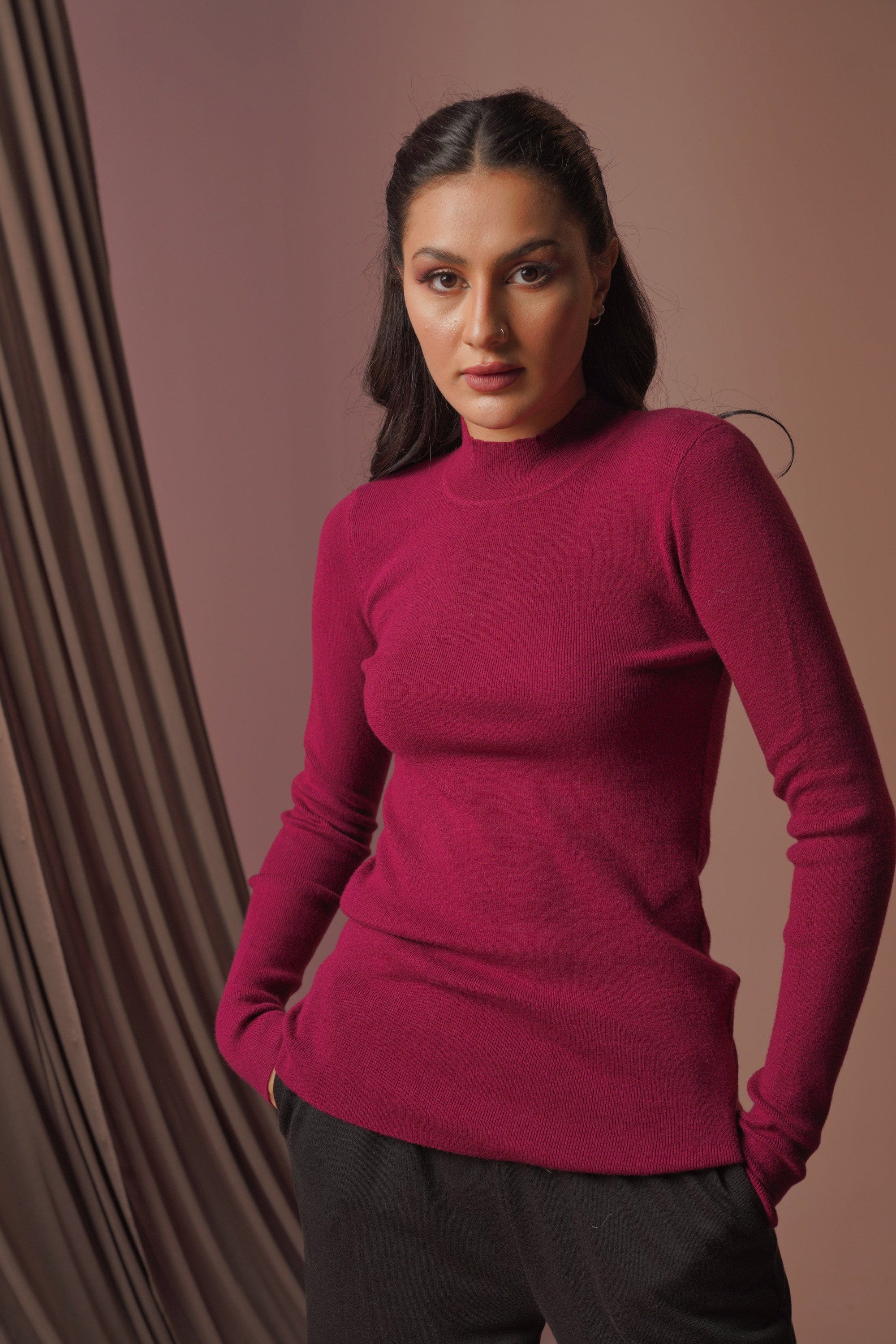 نتشي بلوزة شتوية نسائية بنص رقبة