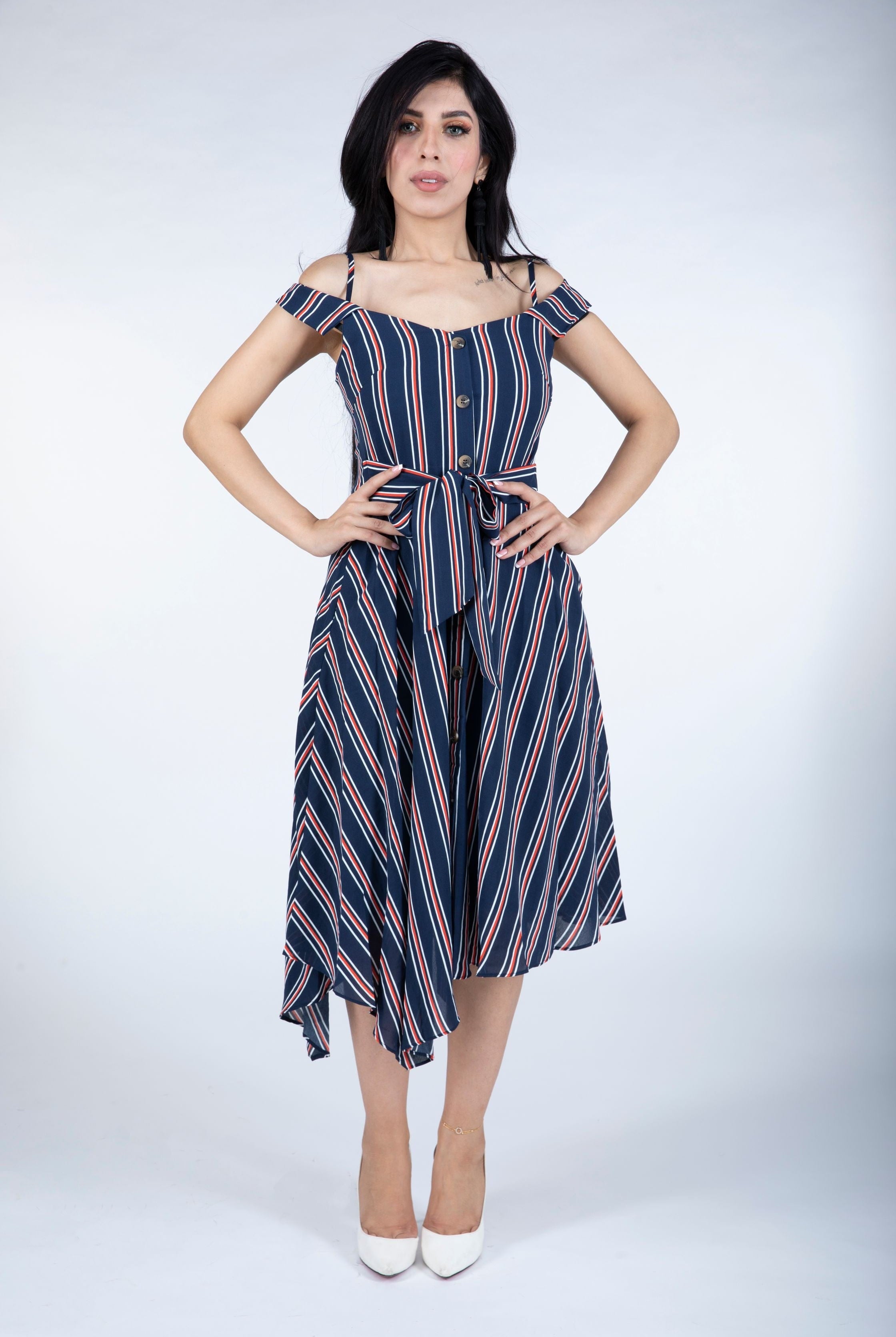 نتشي فستان ميدي مخطط بالطول برباط بأزرار أمامية بأكمام قصيرة