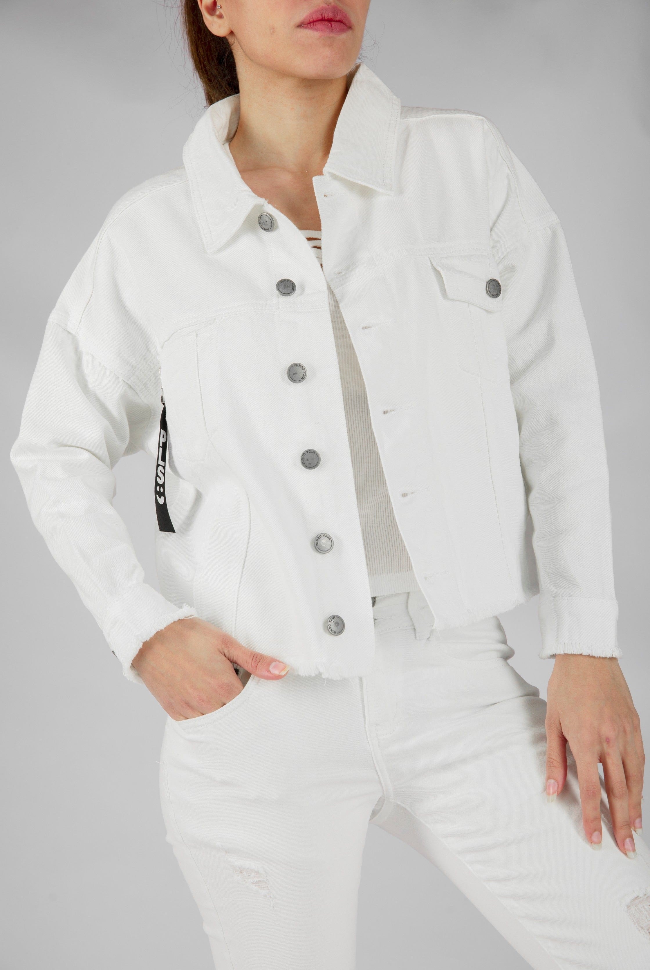 ميكا سترة جينز ملونة بأزرار أمامية بأكمام طويلة