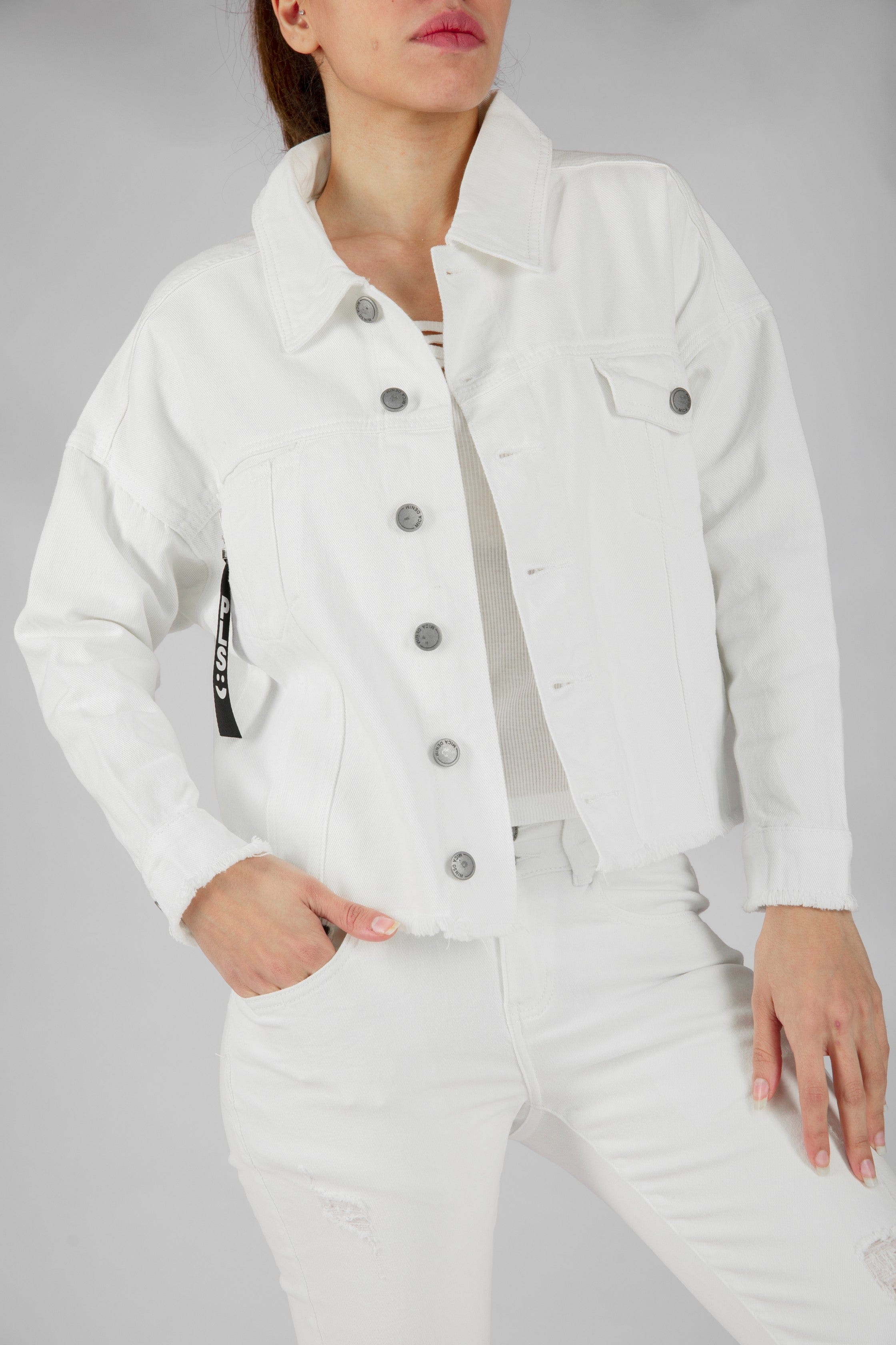 ميكا سترة جينز ملونة بأزرار أمامية بأكمام طويلة