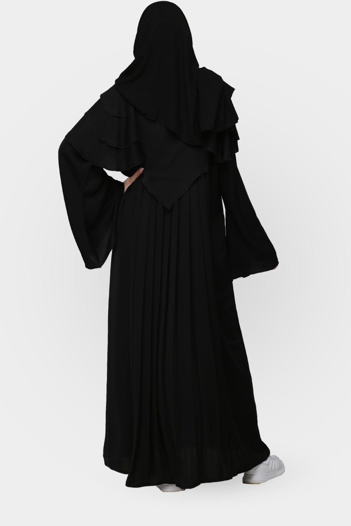 جوهرة عباية كريب بطبقات مميزة على الكتف أسود