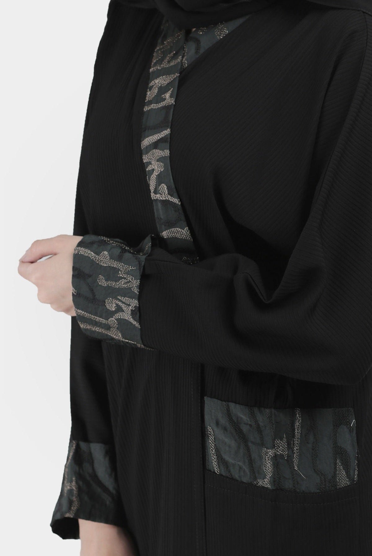 جوهرة عباية كريب ملفوفة من التفتا خضراء بجيب من الأمام أسود