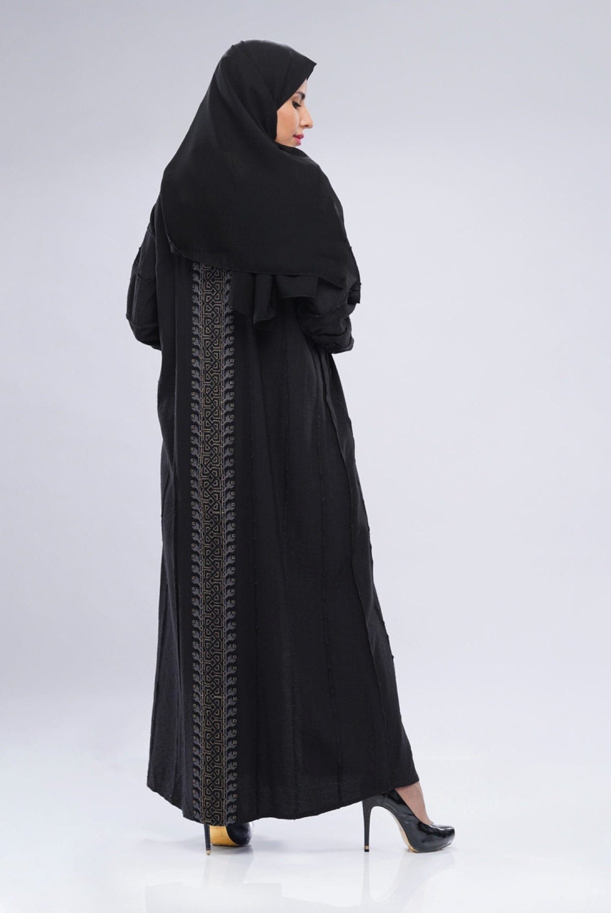 جوهرة عباية مطرزة على الظهر كلاسيكية من الكتان أسود