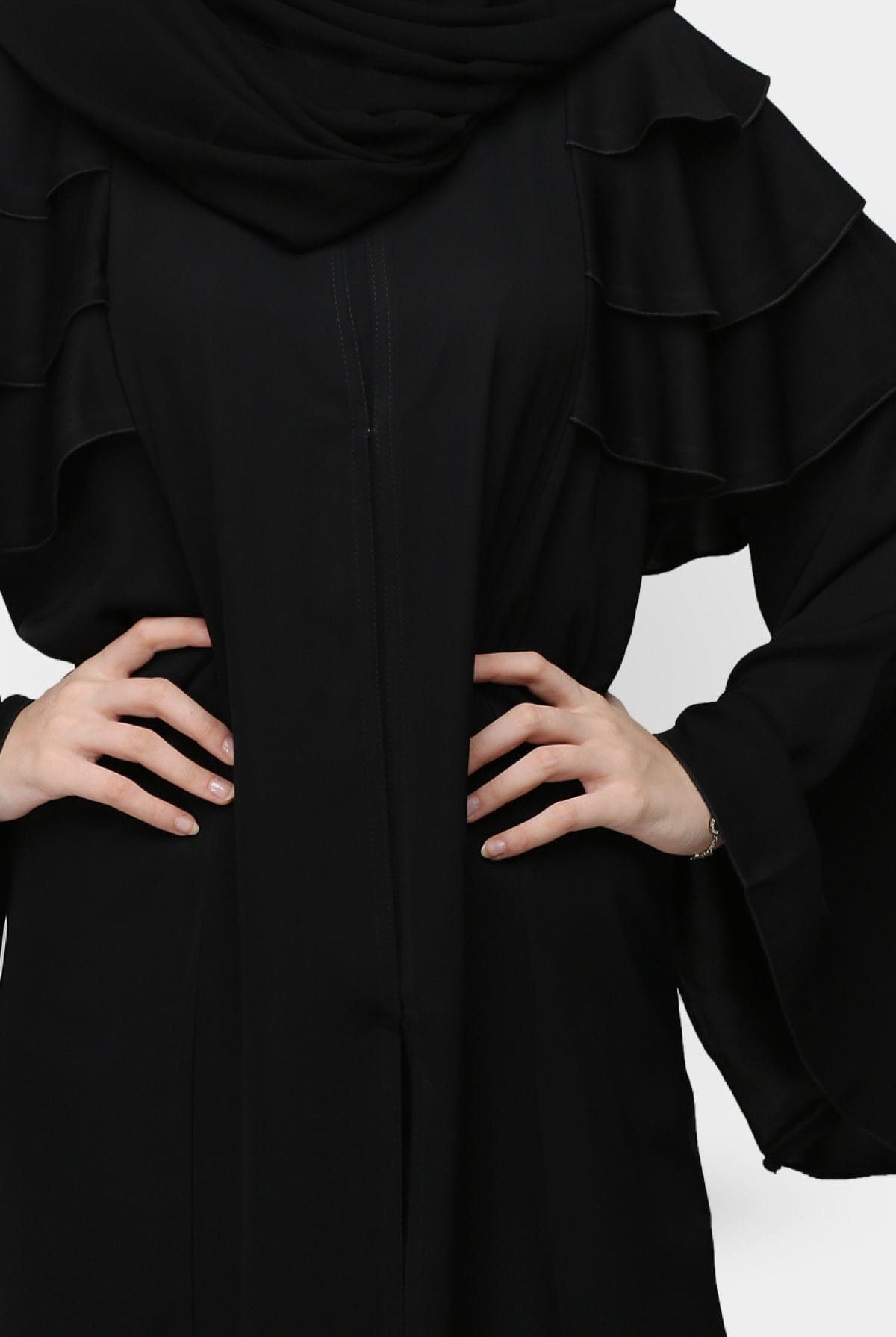 جوهرة عباية كريب بطبقات مميزة على الكتف أسود