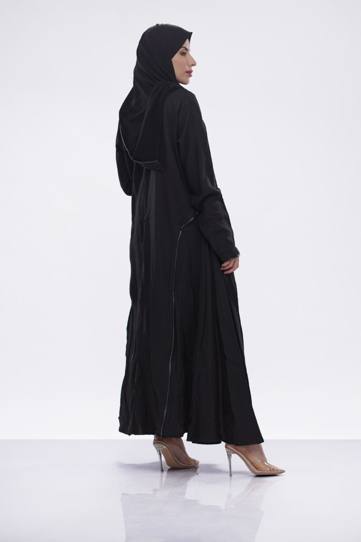 جوهرة عبايه كتان سادة كلاسيك مع تشكيلة من الجلد أسود