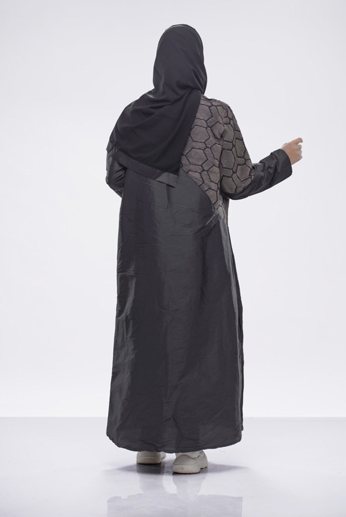 جوهرة عباية قماش شانتون كلاسيكية واسعة أسود