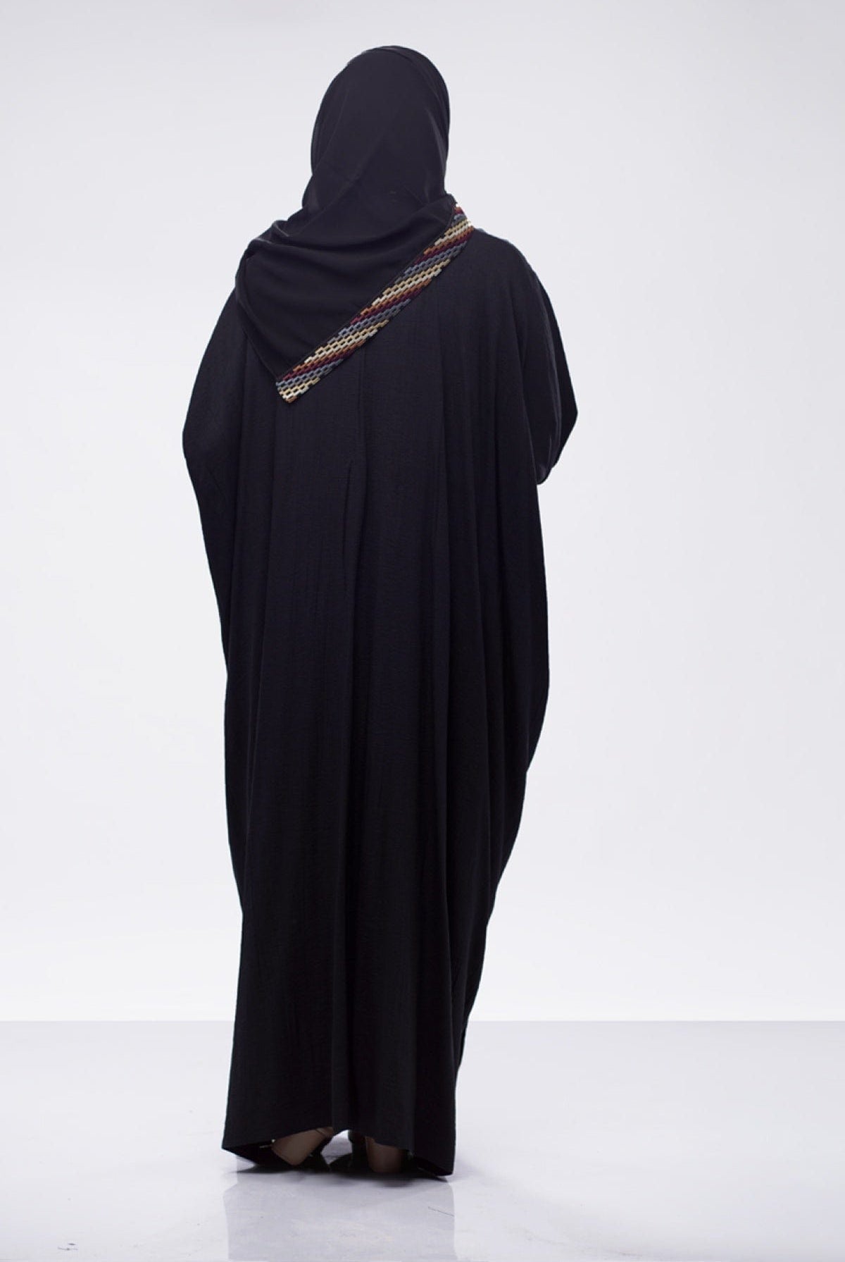 جوهرة عباية أكمام ضيقة كتان موديل بشت بكلفة ملونة أسود