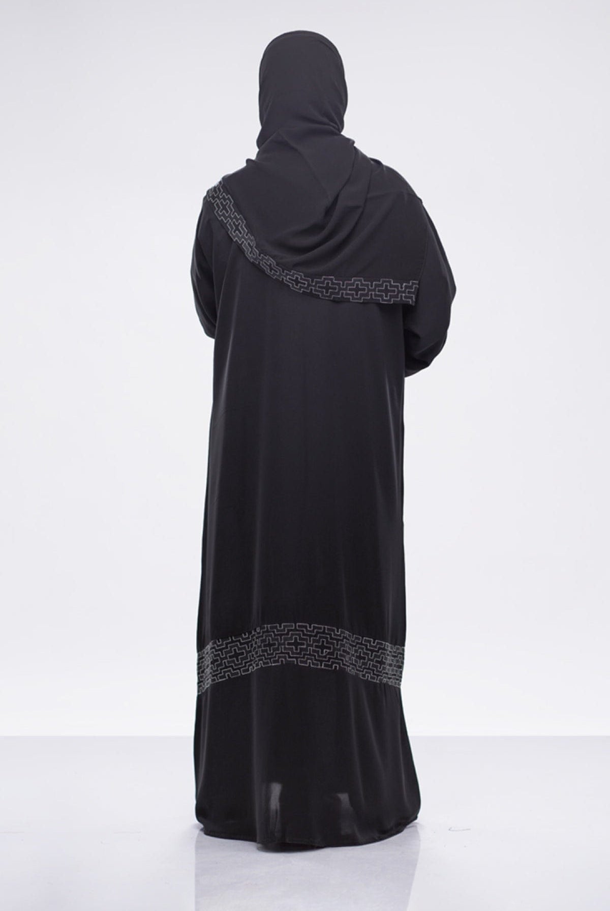 جوهرة عباية كلاسيك بكلفة تطريز هندسي بالأبيض أسود