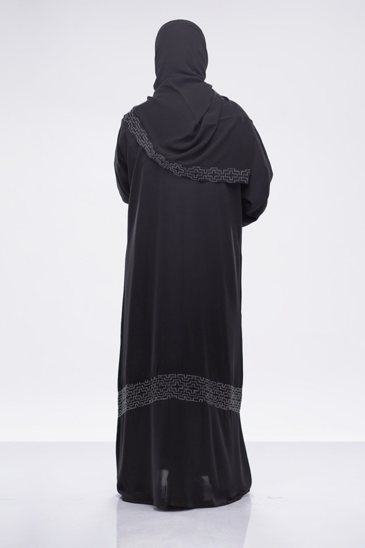 جوهرة عباية كلاسيك بكلفة تطريز هندسي بالأبيض أسود
