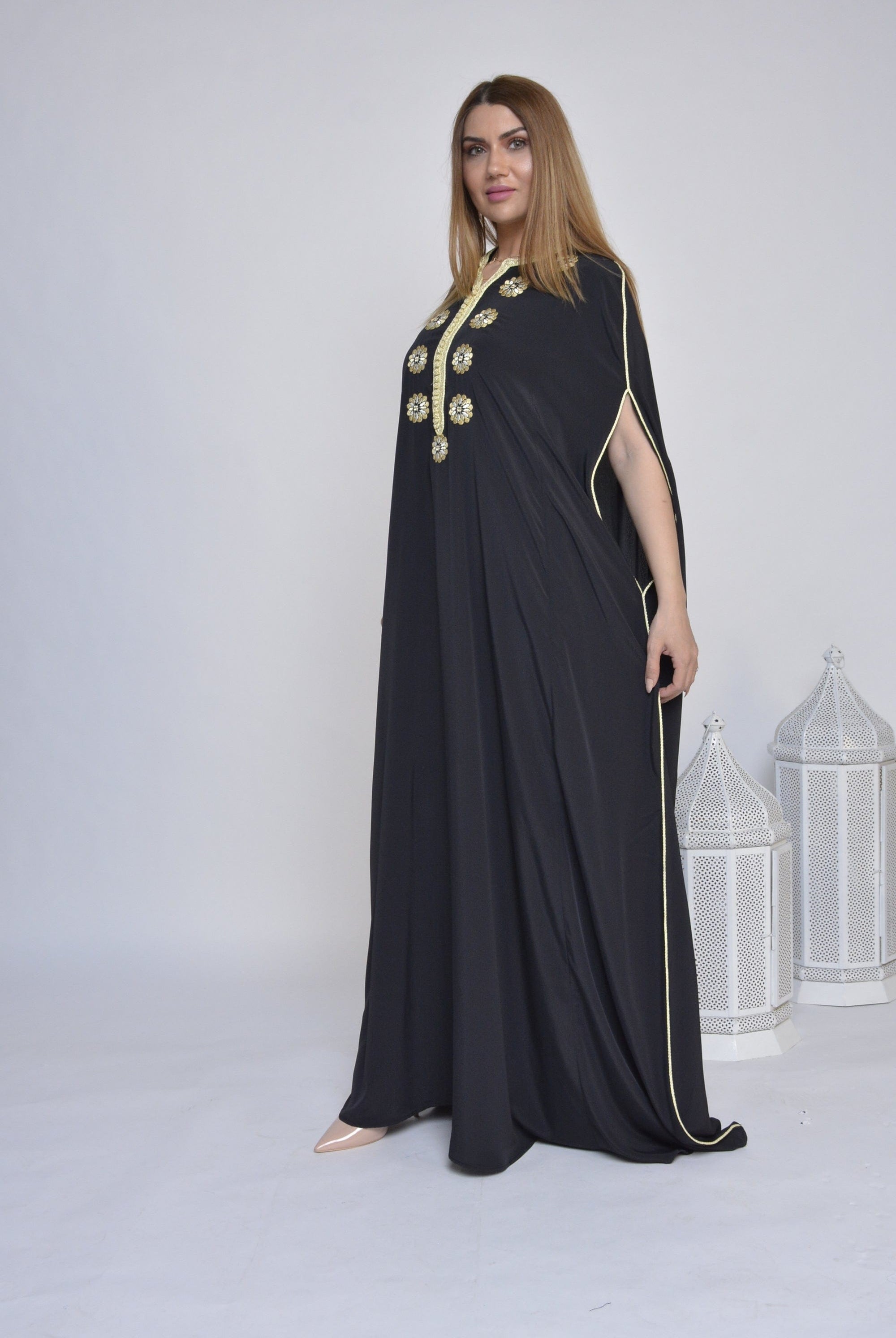 ديامانتين عباية واسعة مطرزة من أعلى أكمام قصيرة مفتوحة