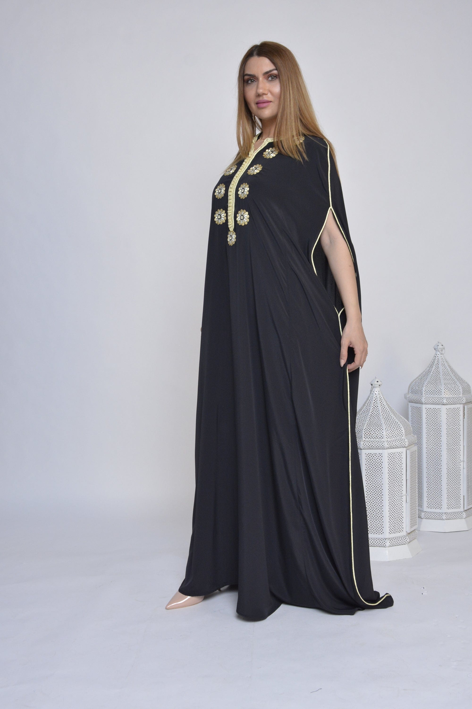 ديامانتين عباية واسعة مطرزة من أعلى أكمام قصيرة مفتوحة