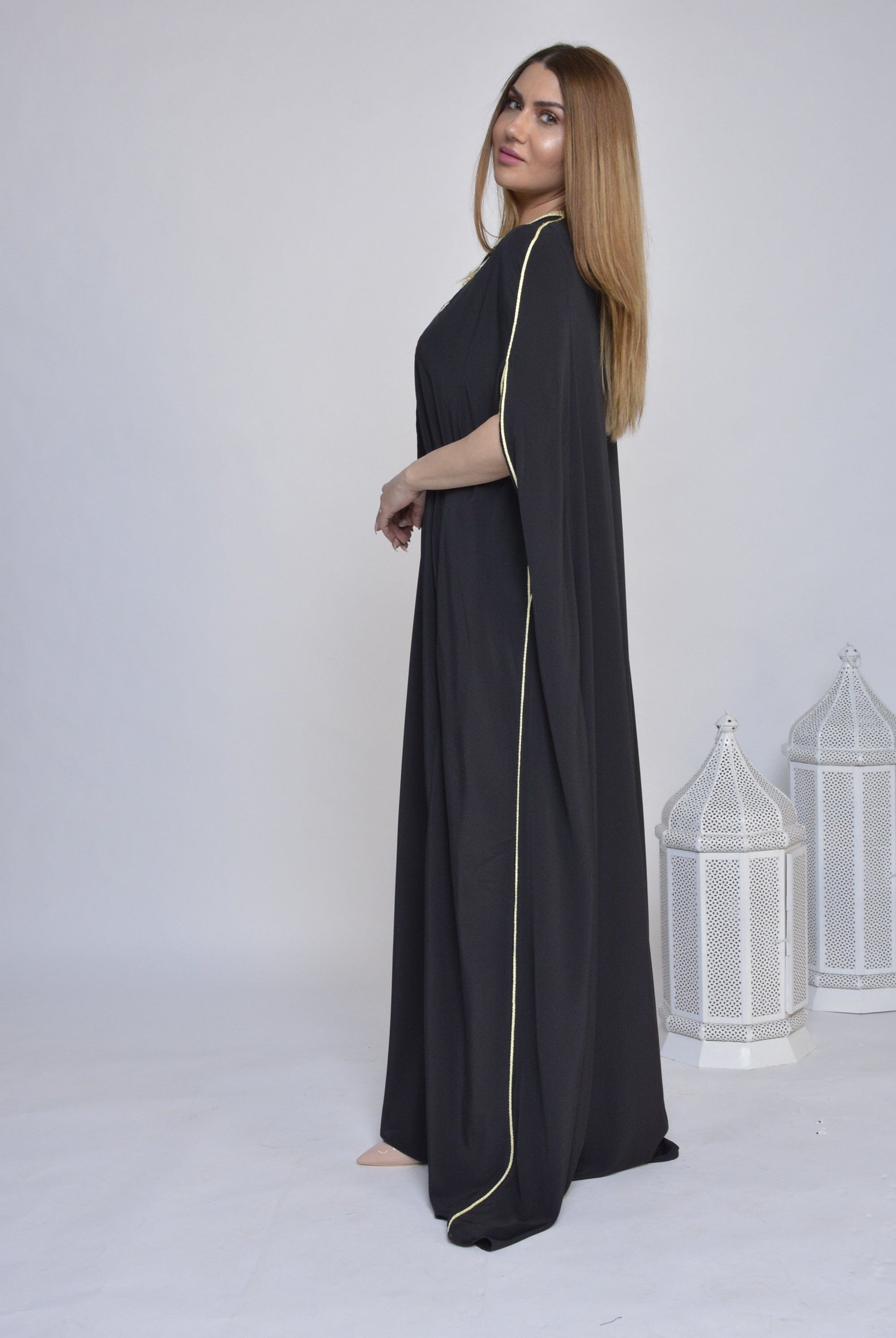 ديامانتين عباية واسعة مطرزة من أعلى أكمام قصيرة مفتوحة