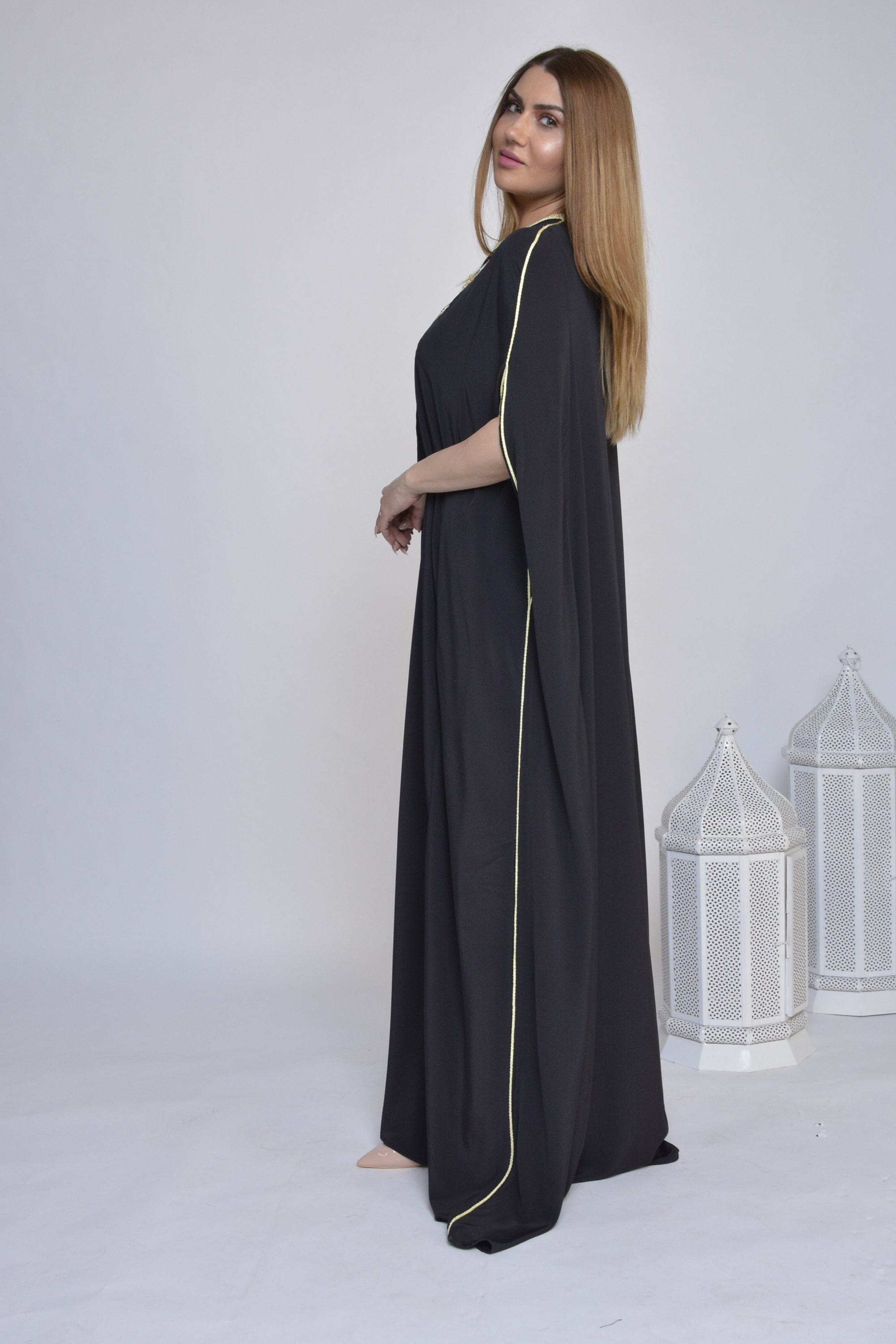 ديامانتين عباية واسعة مطرزة من أعلى أكمام قصيرة مفتوحة