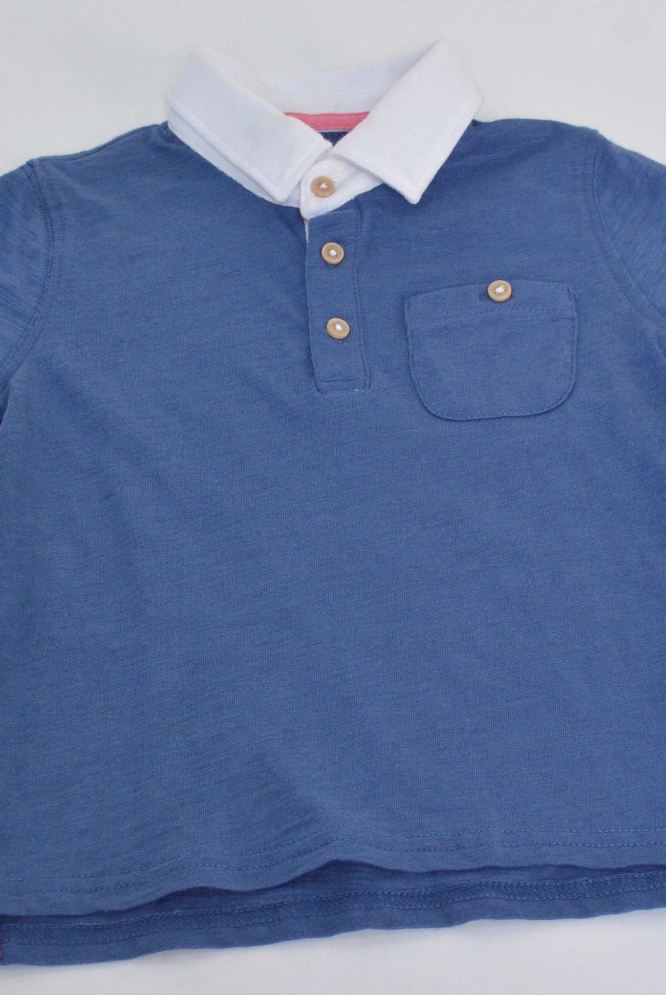 جينجرسنابس تي شيرت بولو للاطفال سادة بياقة بيضاء مزين بجيب علي الصدر ولادي أزرق بيجو