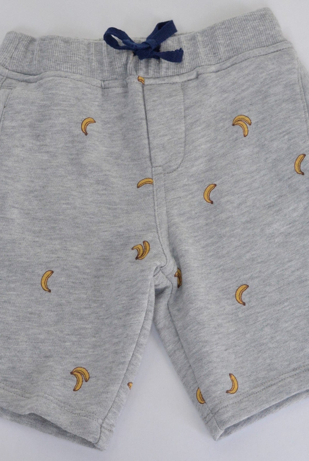 جينجرسنابس شورت ولادي بنقشة موز رمادي