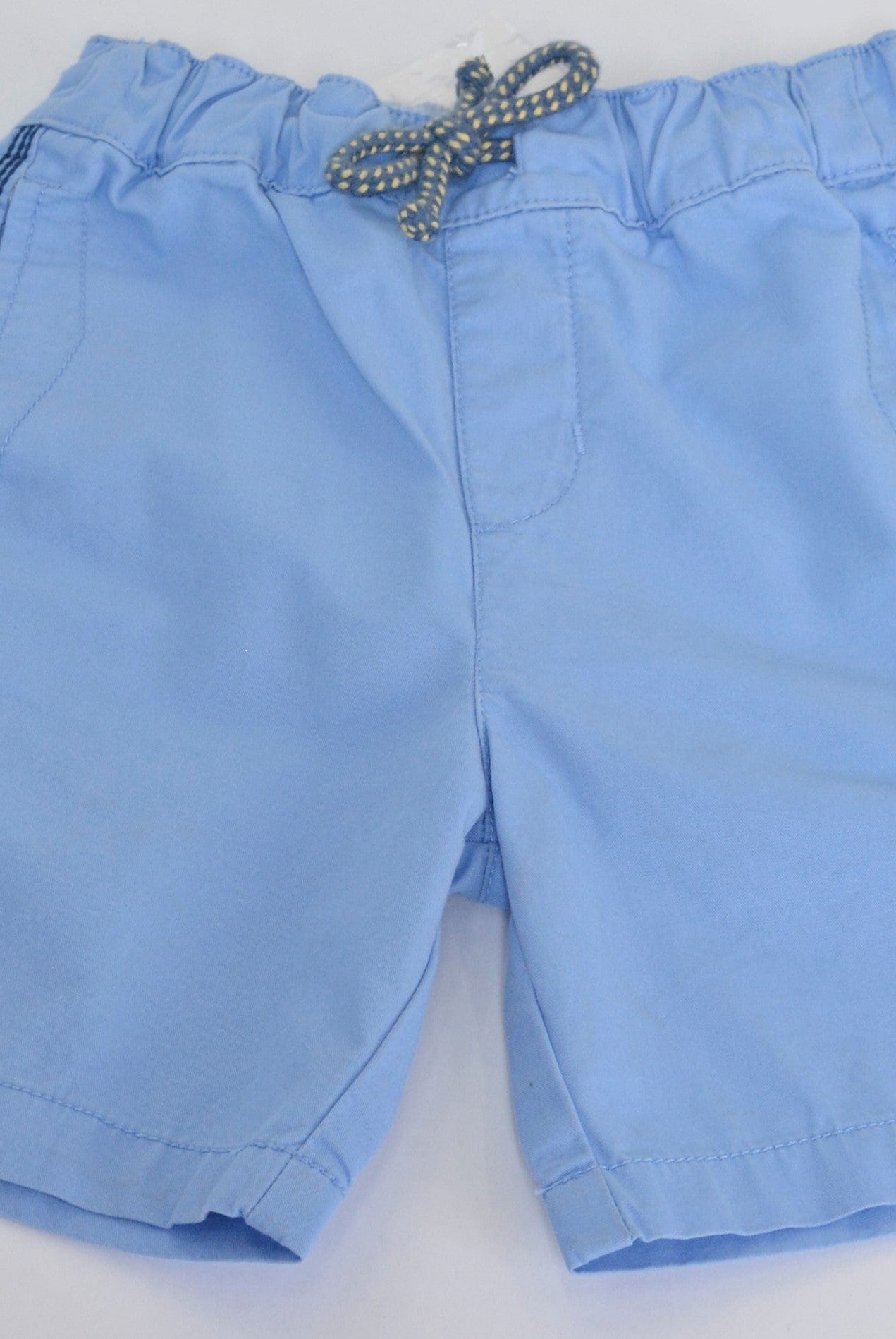 جينجرسنابس شورت ولادي سادة بخطوط جانبية أزرق فاتح