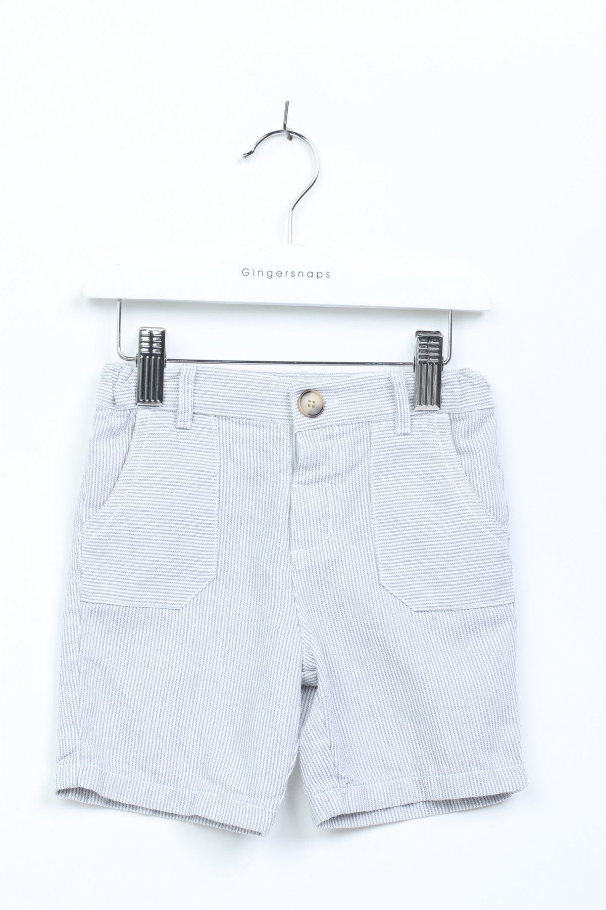 جينجرسنابس شورت اولادي بخطوط رفيعة وجيوب جانبية وزرار أمامي رمادي