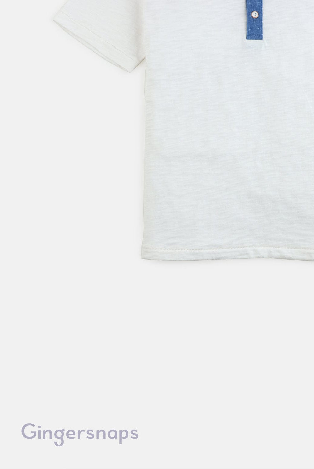 جينجرسنابس تي شيرت ولادي سادة بياقة دائرية مزين بأزرار على الصدر أبيض