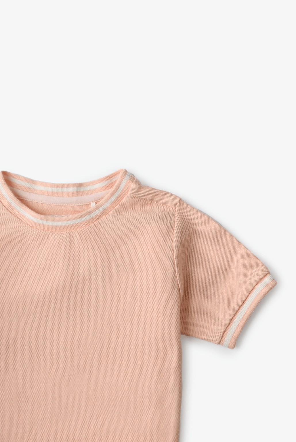 جينجرسنابس تيشيرت ولادي سادة بخط على الرقبة نص كم خوخي