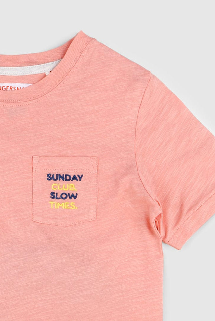 جينجرسنابس تي شيرت ولادي بجيب أمامي مرجاني فاتح