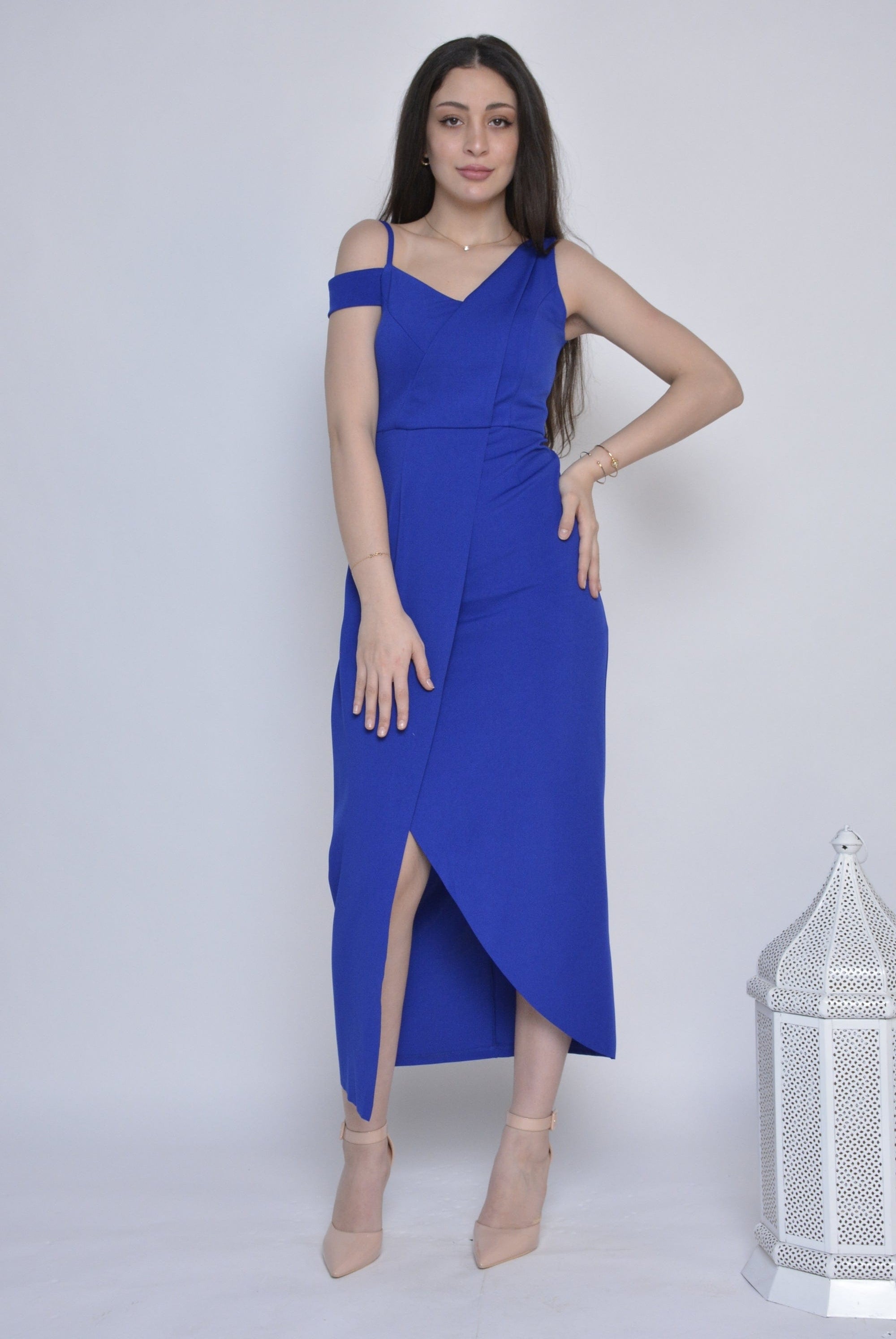 نتشي فستان ميدي كتف وكتف بحزام