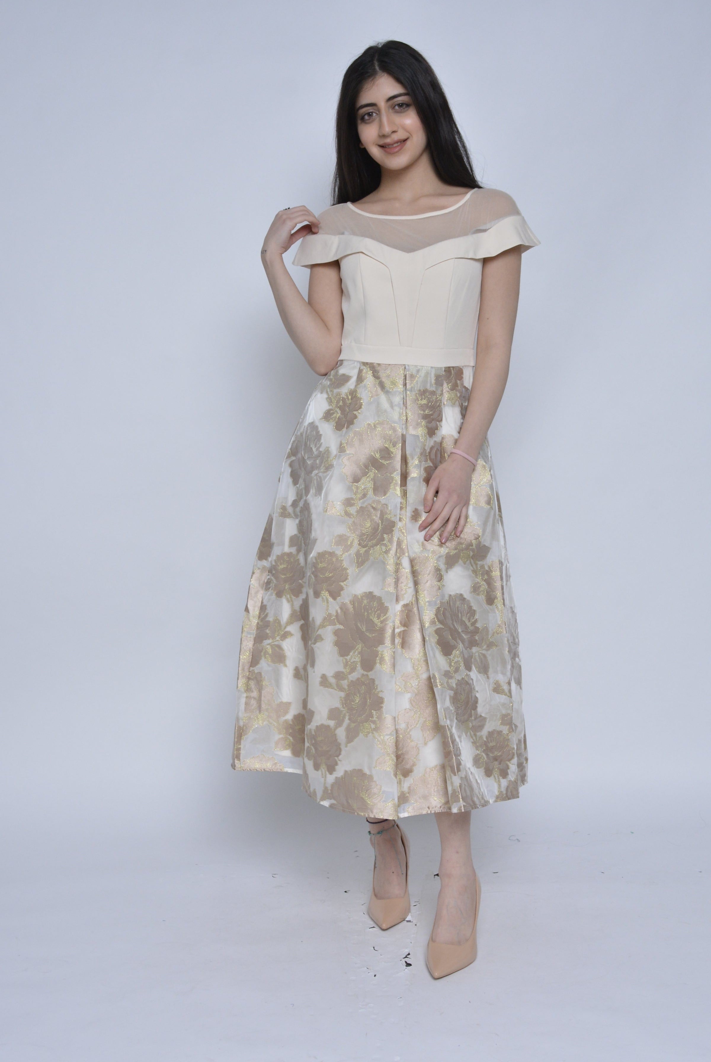 نتشي فستان ميدي قصير الأكمام بقطعة شيفون على الصدر