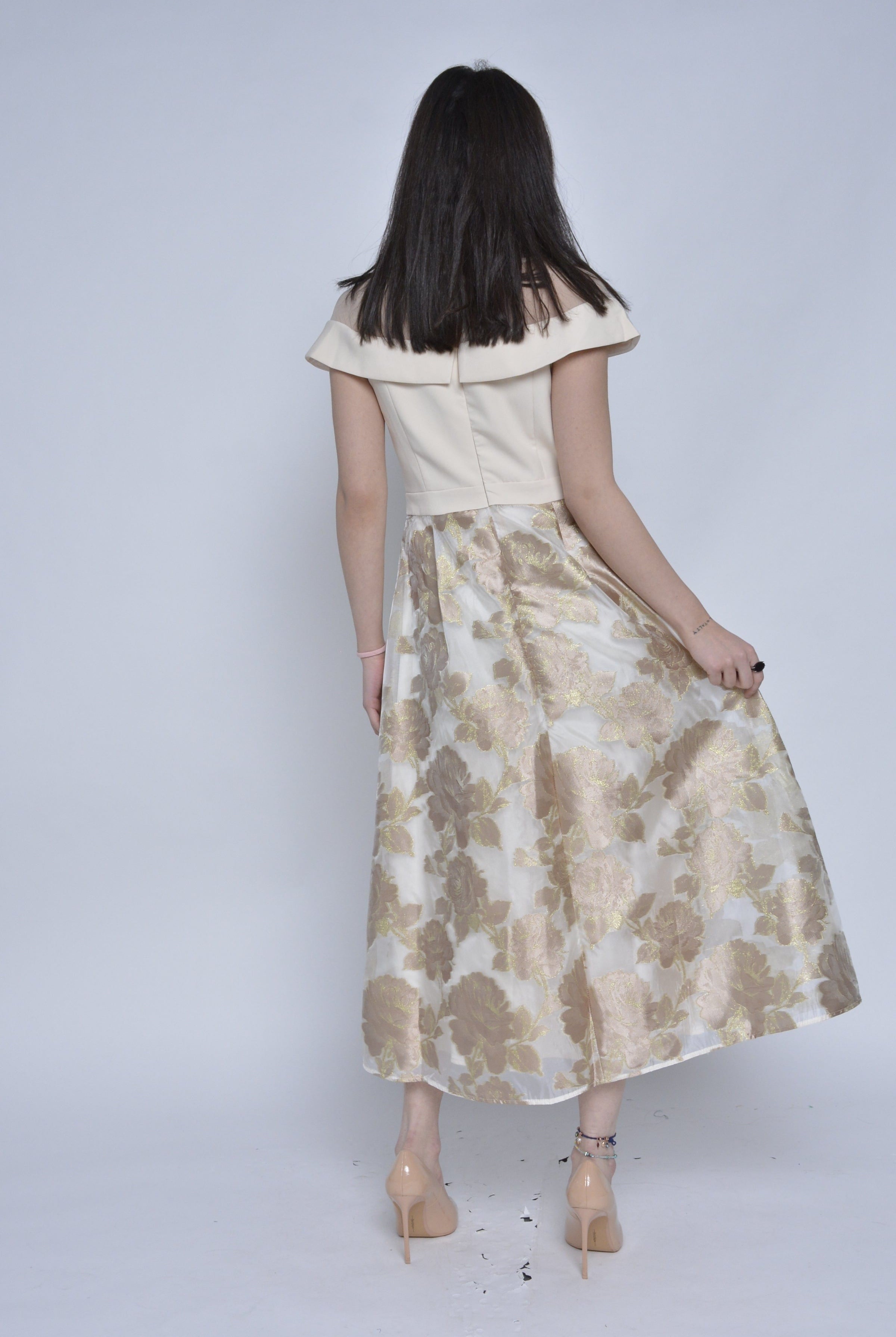 نتشي فستان ميدي قصير الأكمام بقطعة شيفون على الصدر